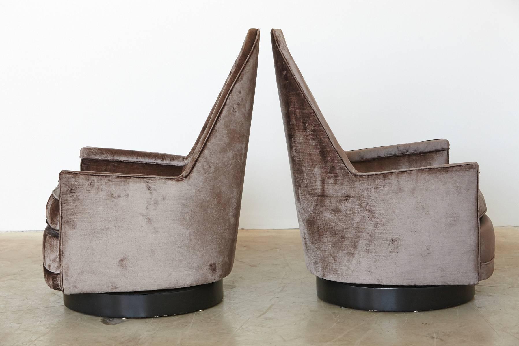 20ième siècle Paire de chaises pivotantes sculpturales de cathédrale mémoire en velours gris par Selig en vente