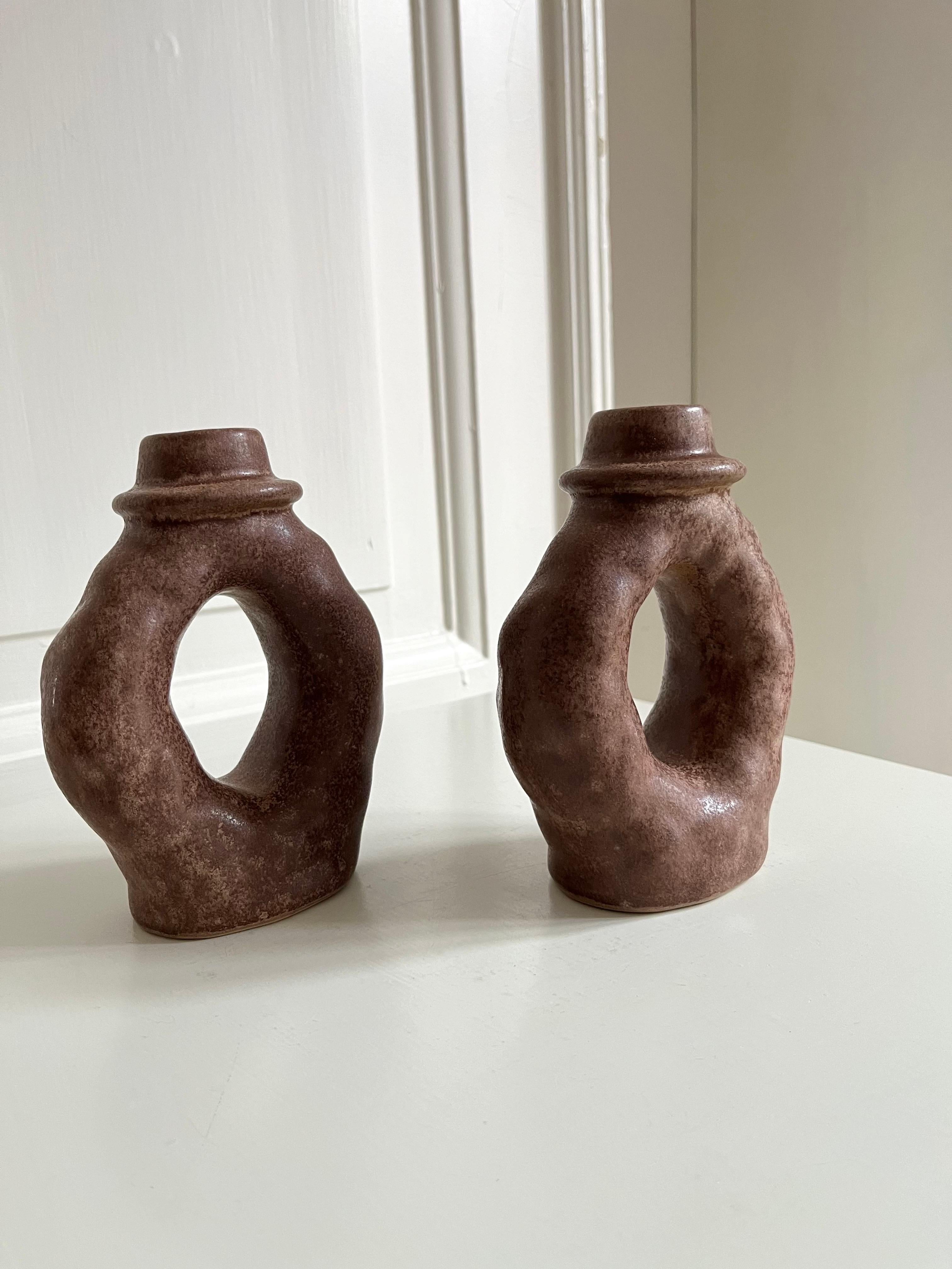 Paar skulpturale brutalistische Keramikvasen aus der Jahrhundertmitte m. Hasenfell-Glasur, 1960 (20. Jahrhundert) im Angebot