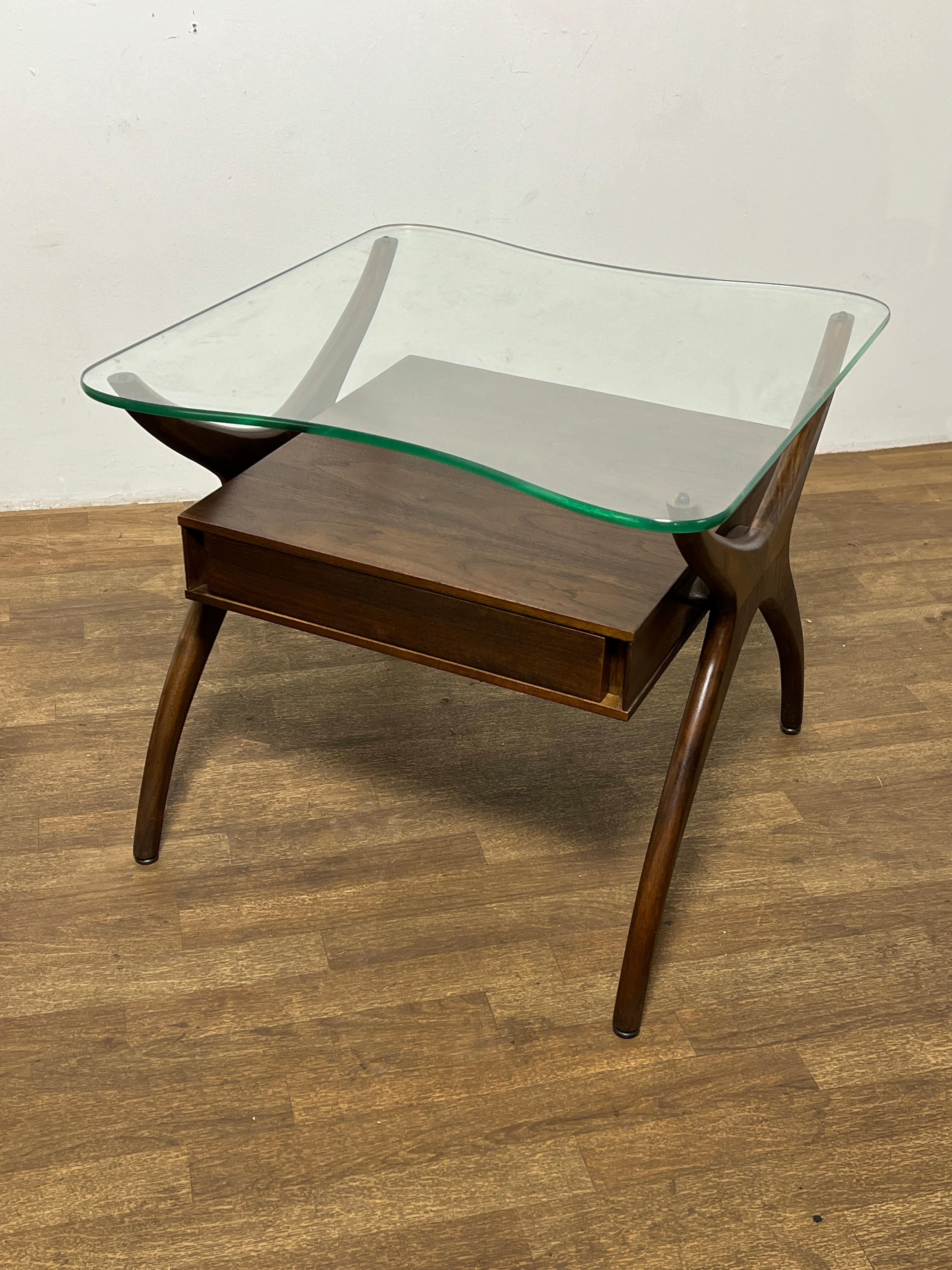 Paar skulpturale Beistelltische aus der Mitte des Jahrhunderts, ca. 1960er Jahre (Moderne der Mitte des Jahrhunderts) im Angebot