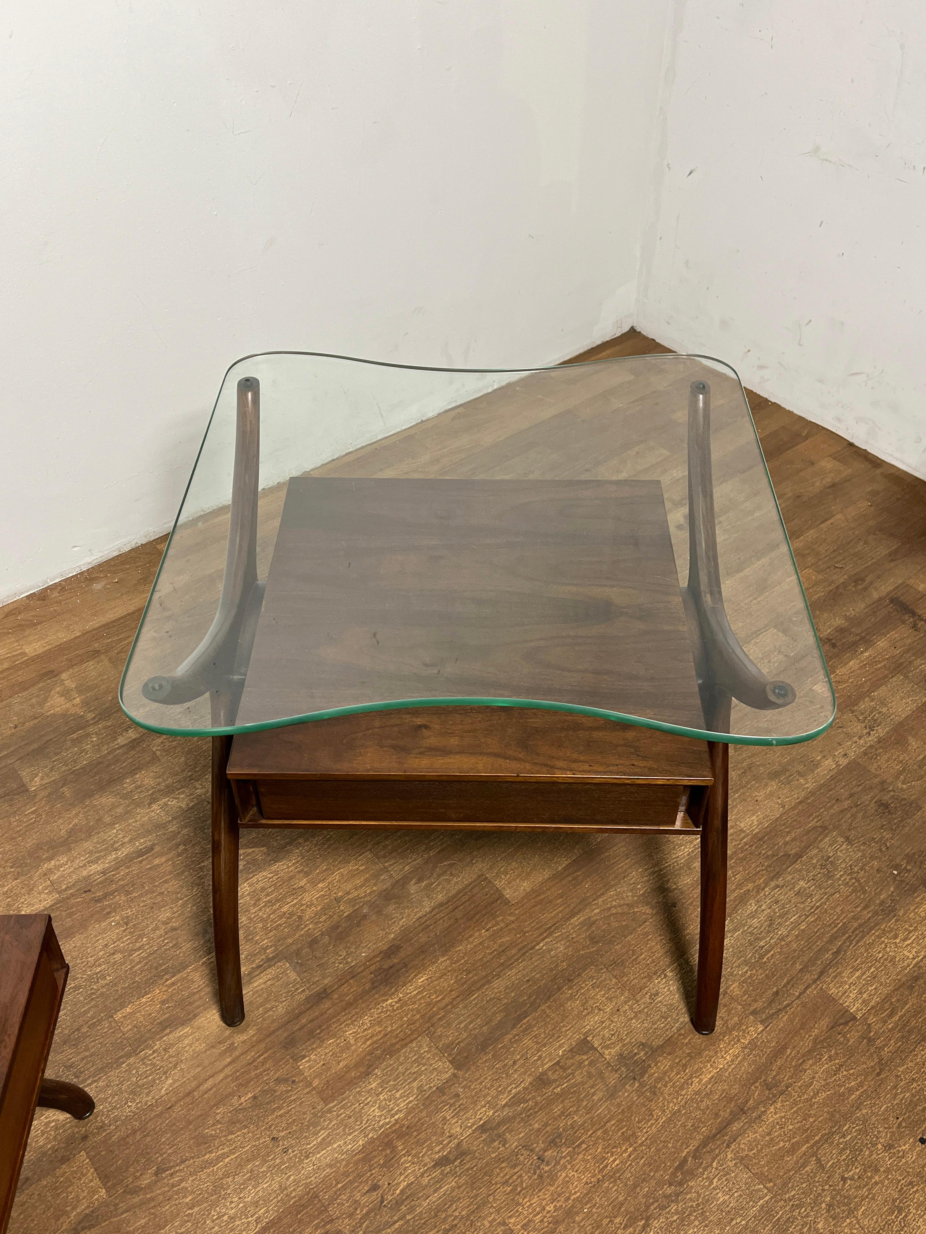 Paar skulpturale Beistelltische aus der Mitte des Jahrhunderts, ca. 1960er Jahre im Zustand „Gut“ im Angebot in Peabody, MA