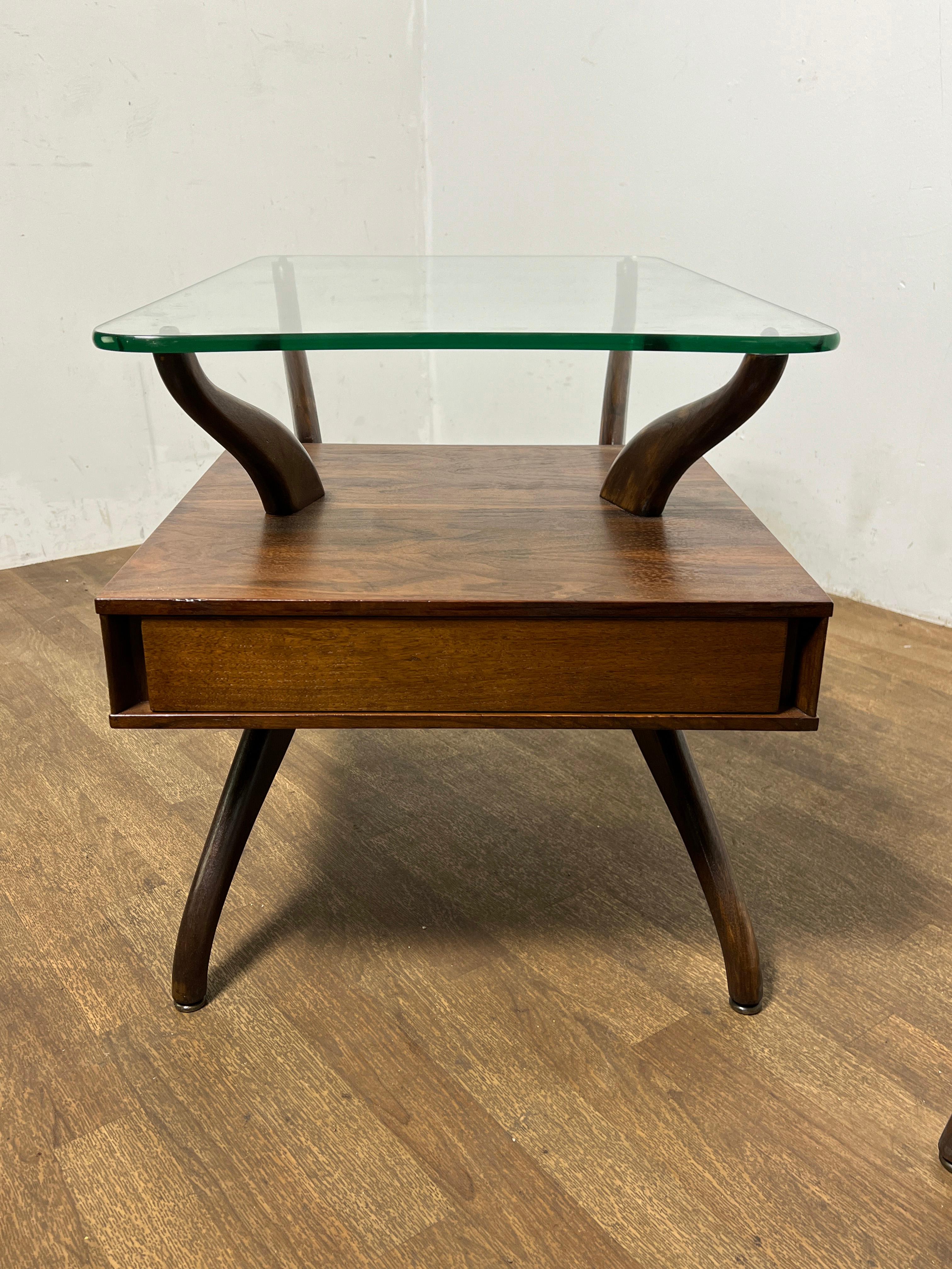 Paar skulpturale Beistelltische aus der Mitte des Jahrhunderts, ca. 1960er Jahre (Glas) im Angebot
