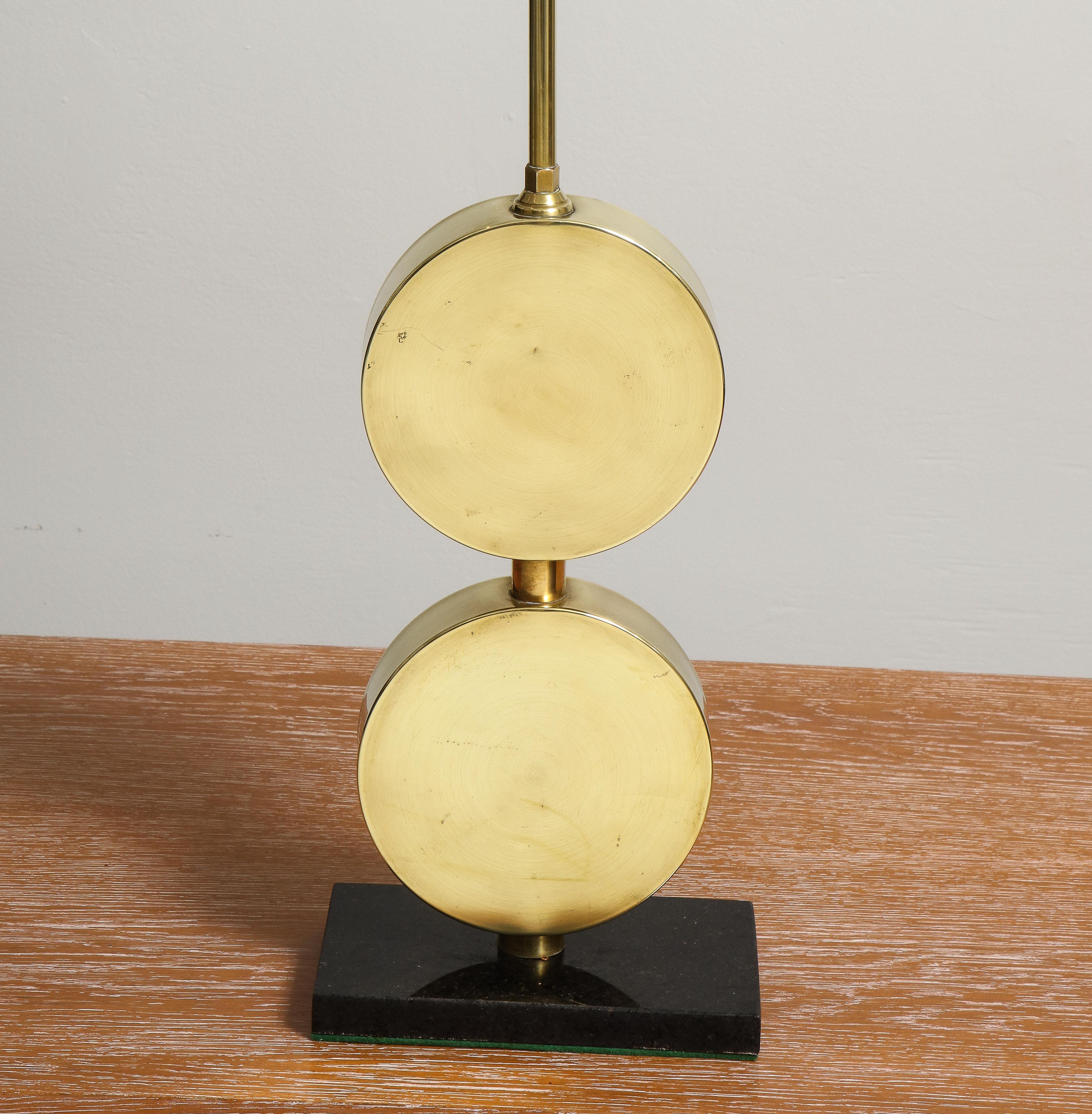 Skulpturale Mid-Century-Modern-Messingscheibenlampen, Paar (20. Jahrhundert) im Angebot