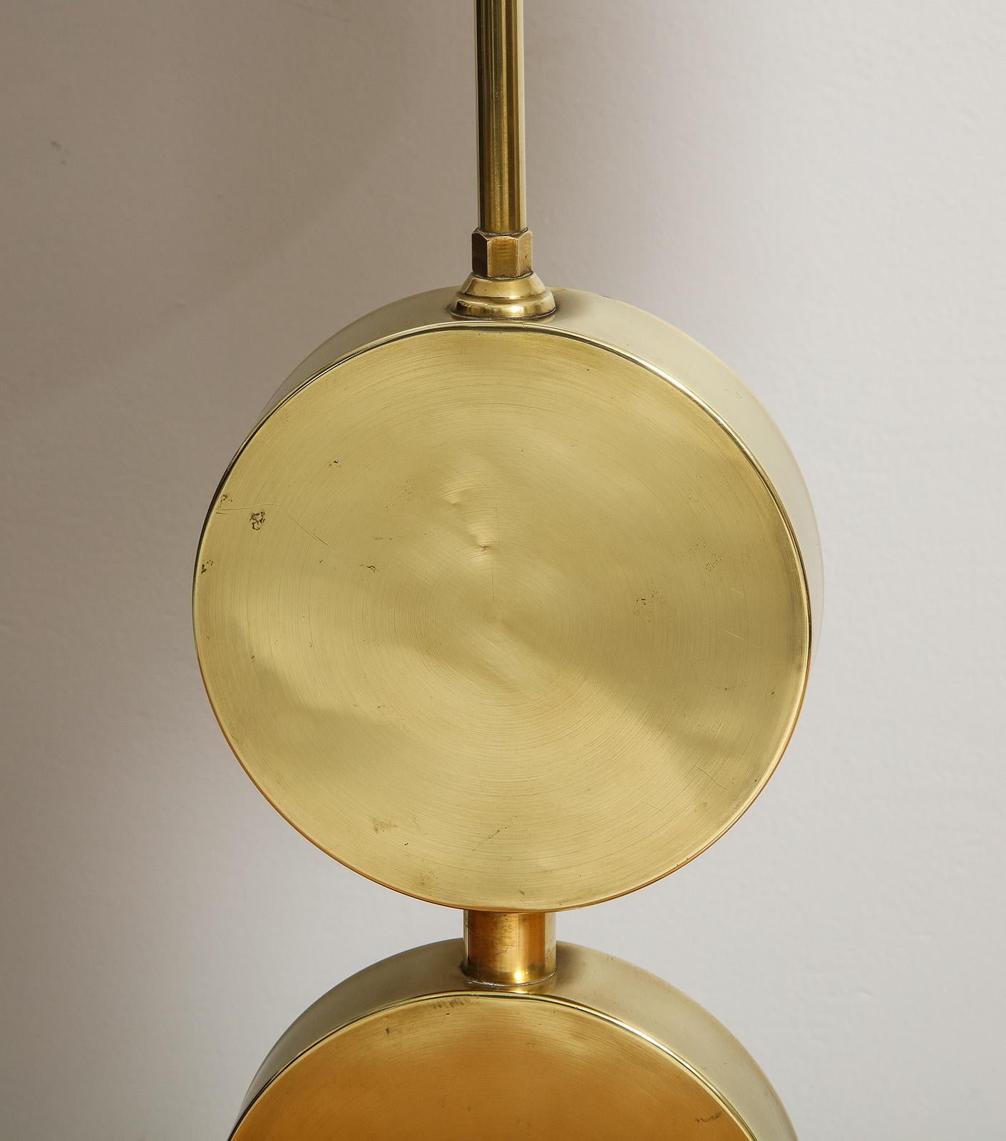 20th Century Pair of Sculptural Mid-Century Modern Brass Disc Lamps For Sale