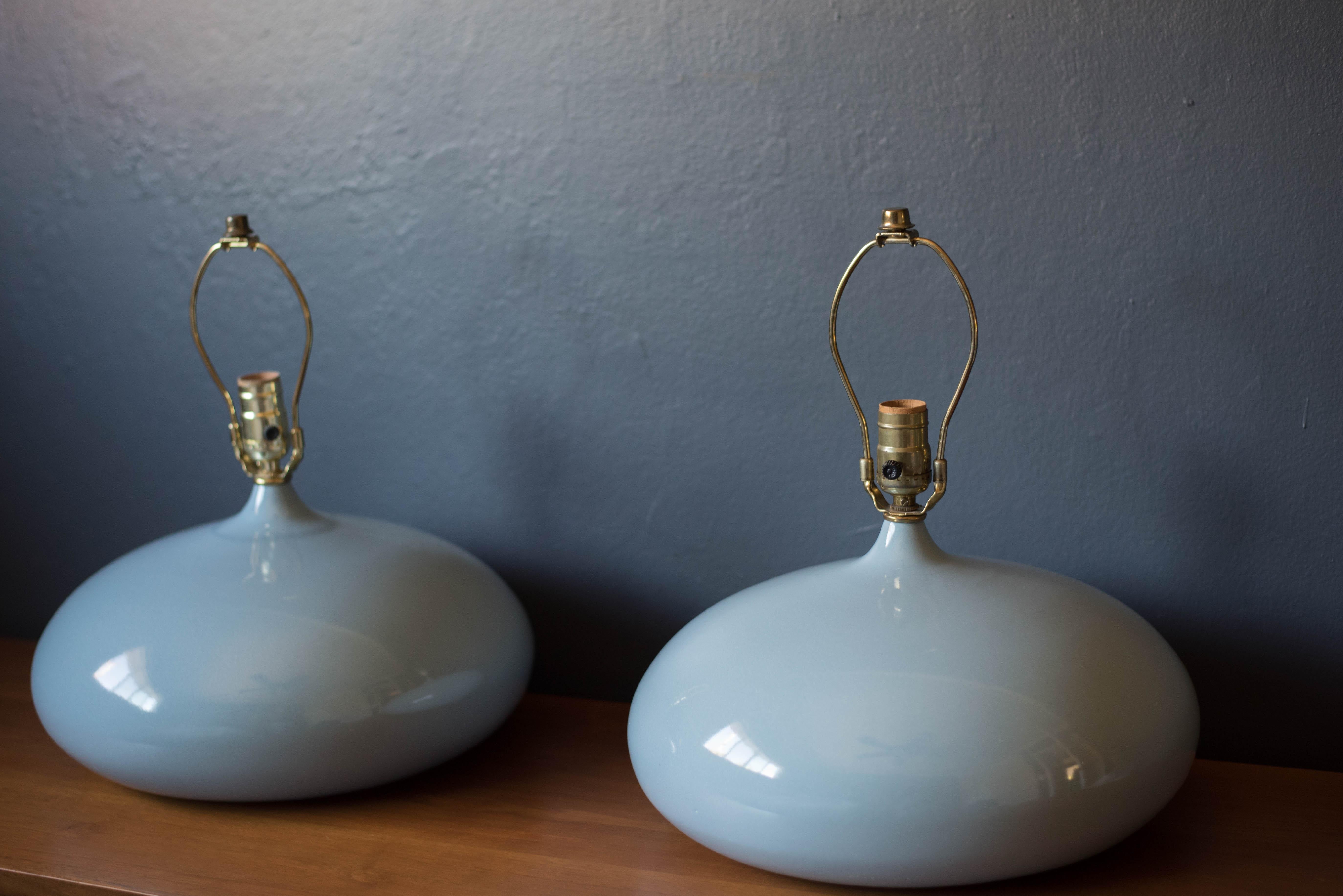 Pair of Sculptural Mid-Century Modern Round Gray Ceramic Table Lamps In Good Condition For Sale In San Jose, CA
