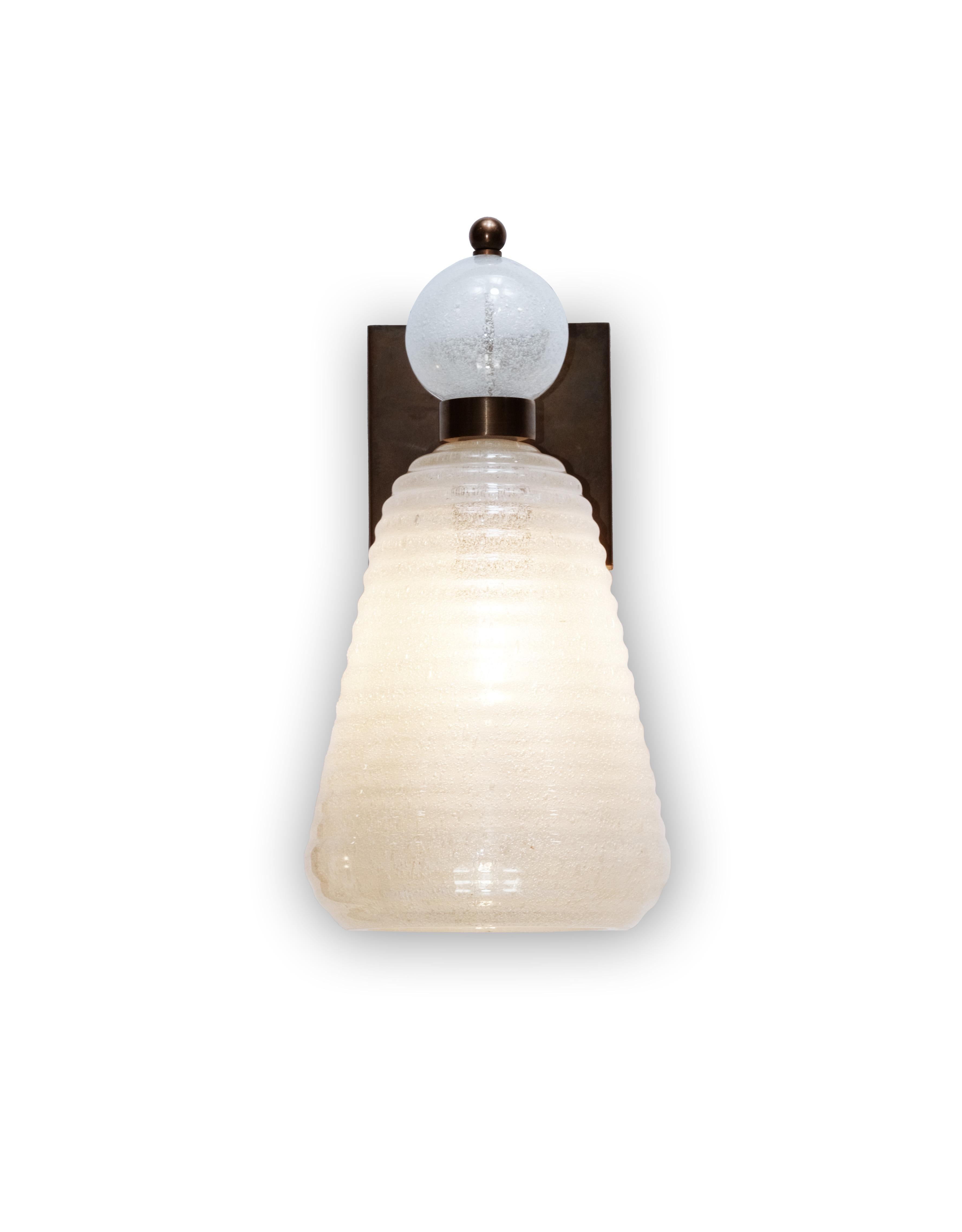 Dieses exquisite Paar italienischer Murano-Glasleuchten aus den 1970er Jahren - eine beeindruckende Mischung aus skulpturaler Geometrie und handwerklicher Raffinesse - ist für Designer gemacht, die subtile Dramatik und zeitlose Materialität zu