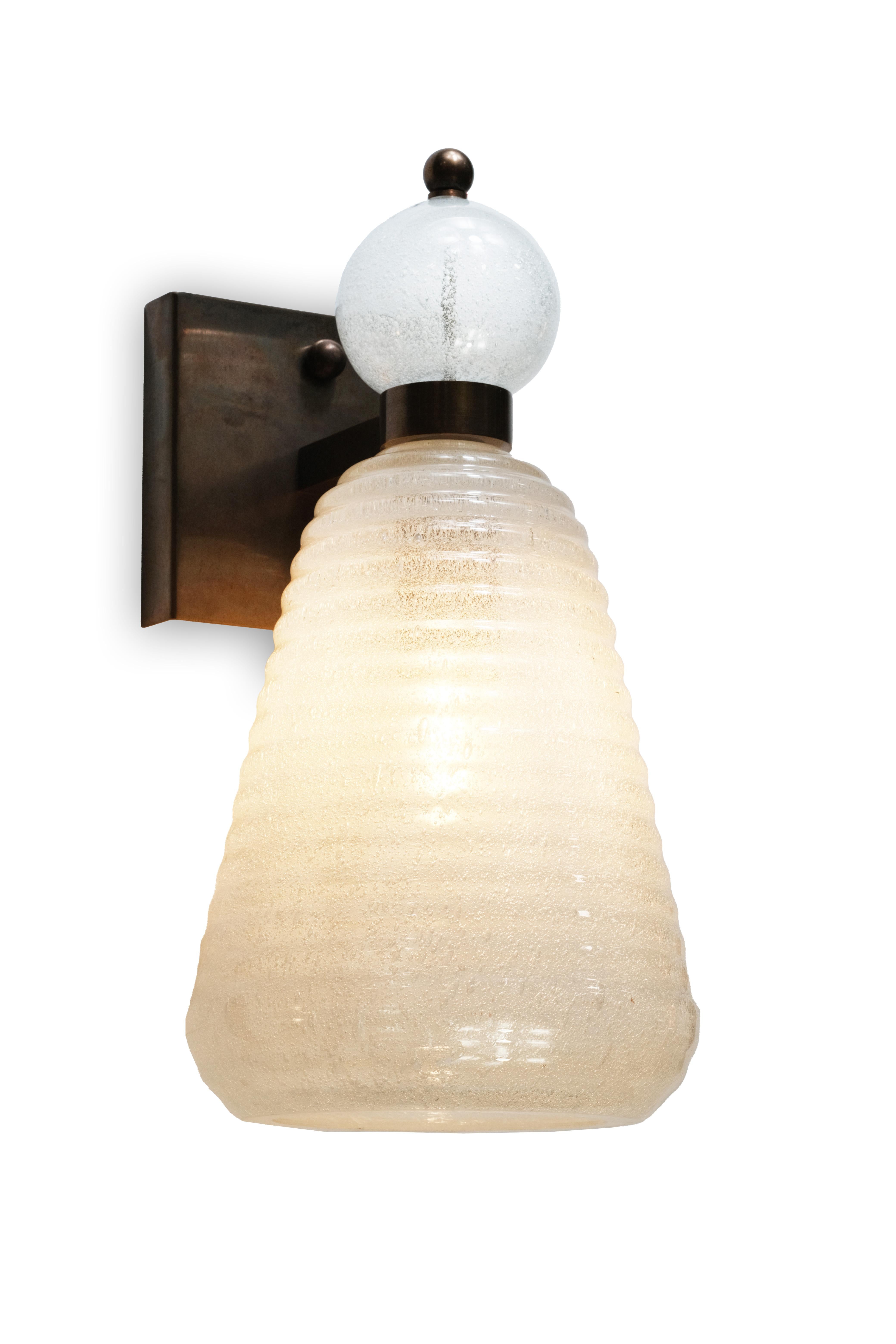 Paar skulpturale Murano-Glas-Leuchter mit gestufter Silhouette und Kugelabschluss, I (Italienisch) im Angebot