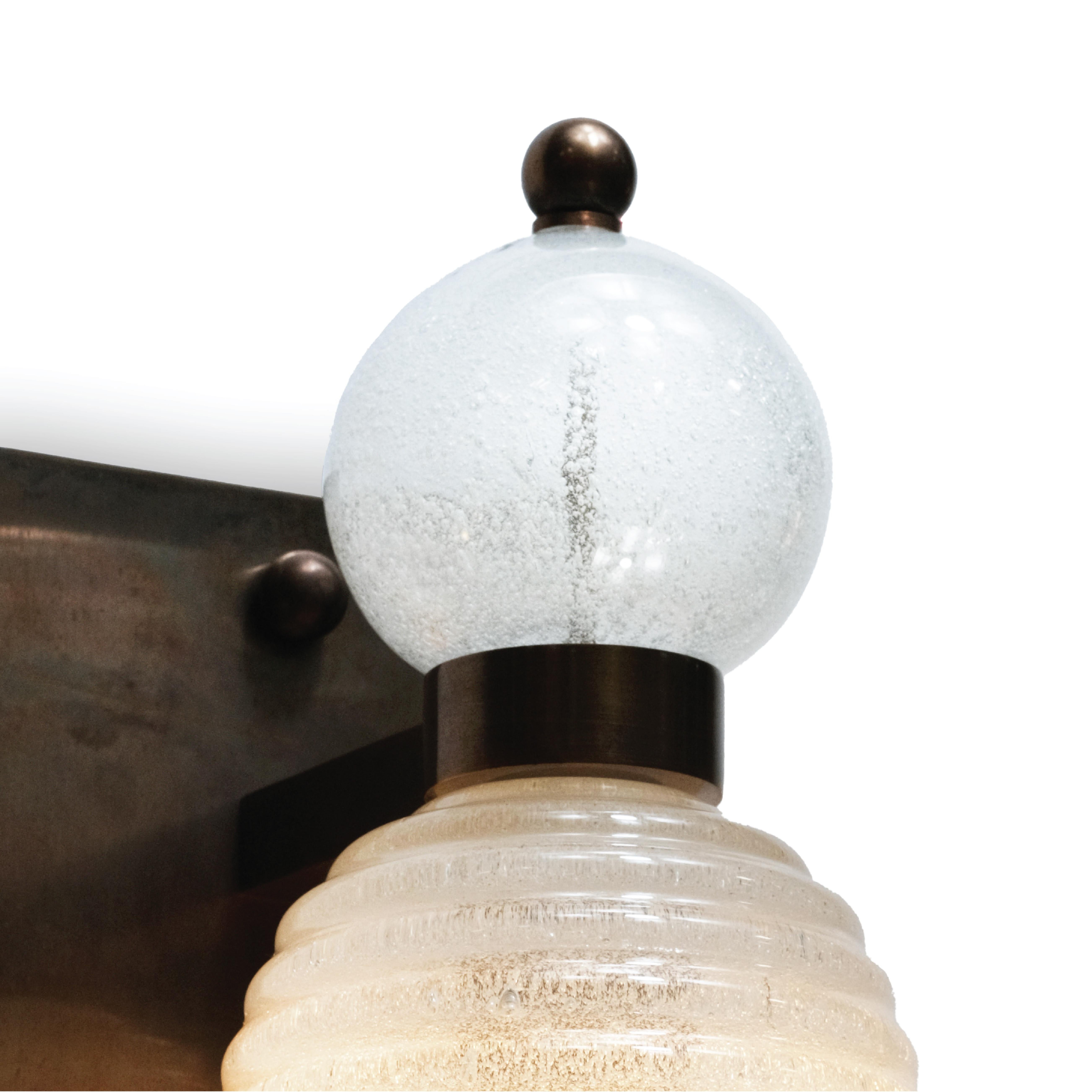 Paar skulpturale Murano-Glas-Leuchter mit gestufter Silhouette und Kugelabschluss, I im Zustand „Hervorragend“ im Angebot in LA, CA