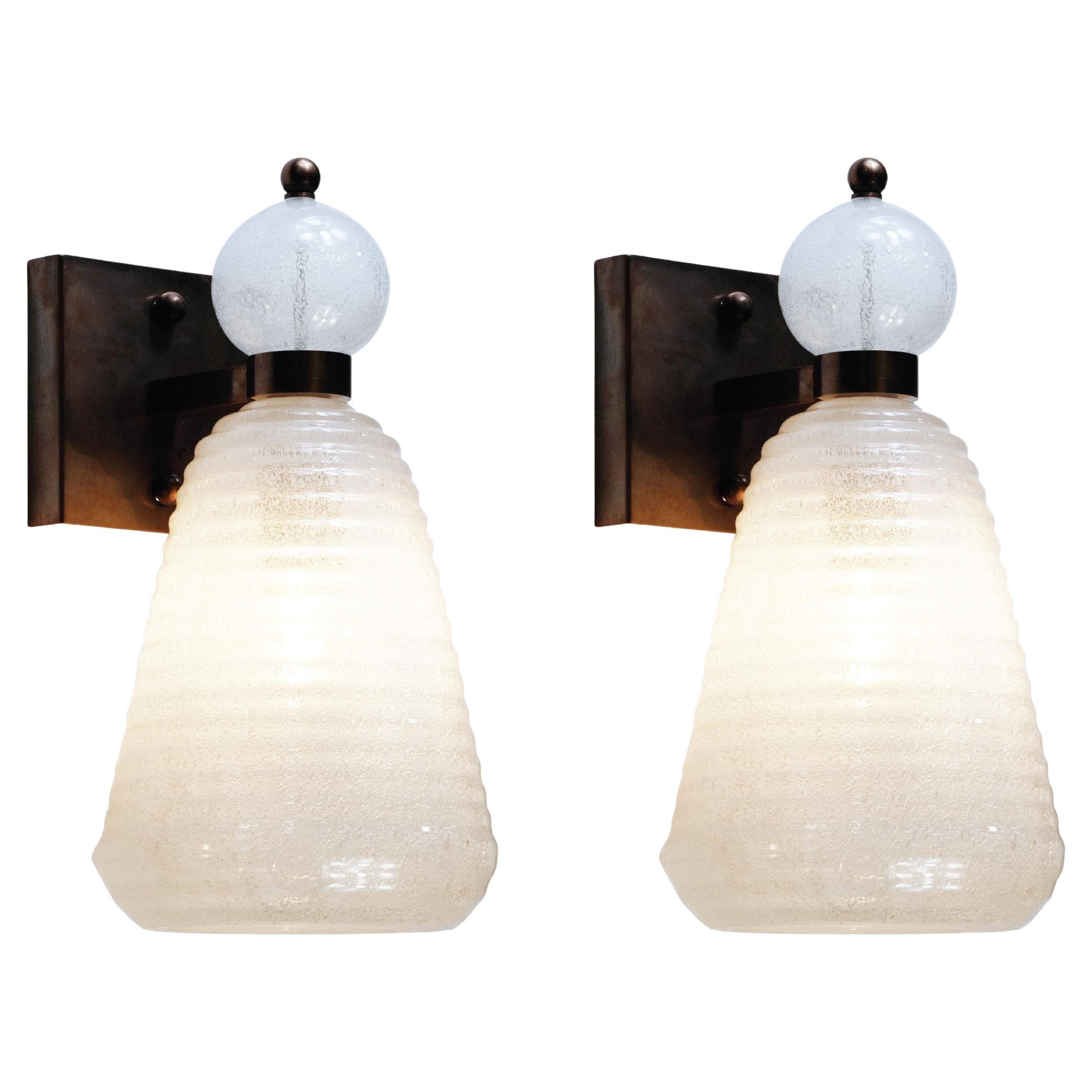 Paar skulpturale Murano-Glas-Leuchter mit gestufter Silhouette und Kugelabschluss, I im Angebot