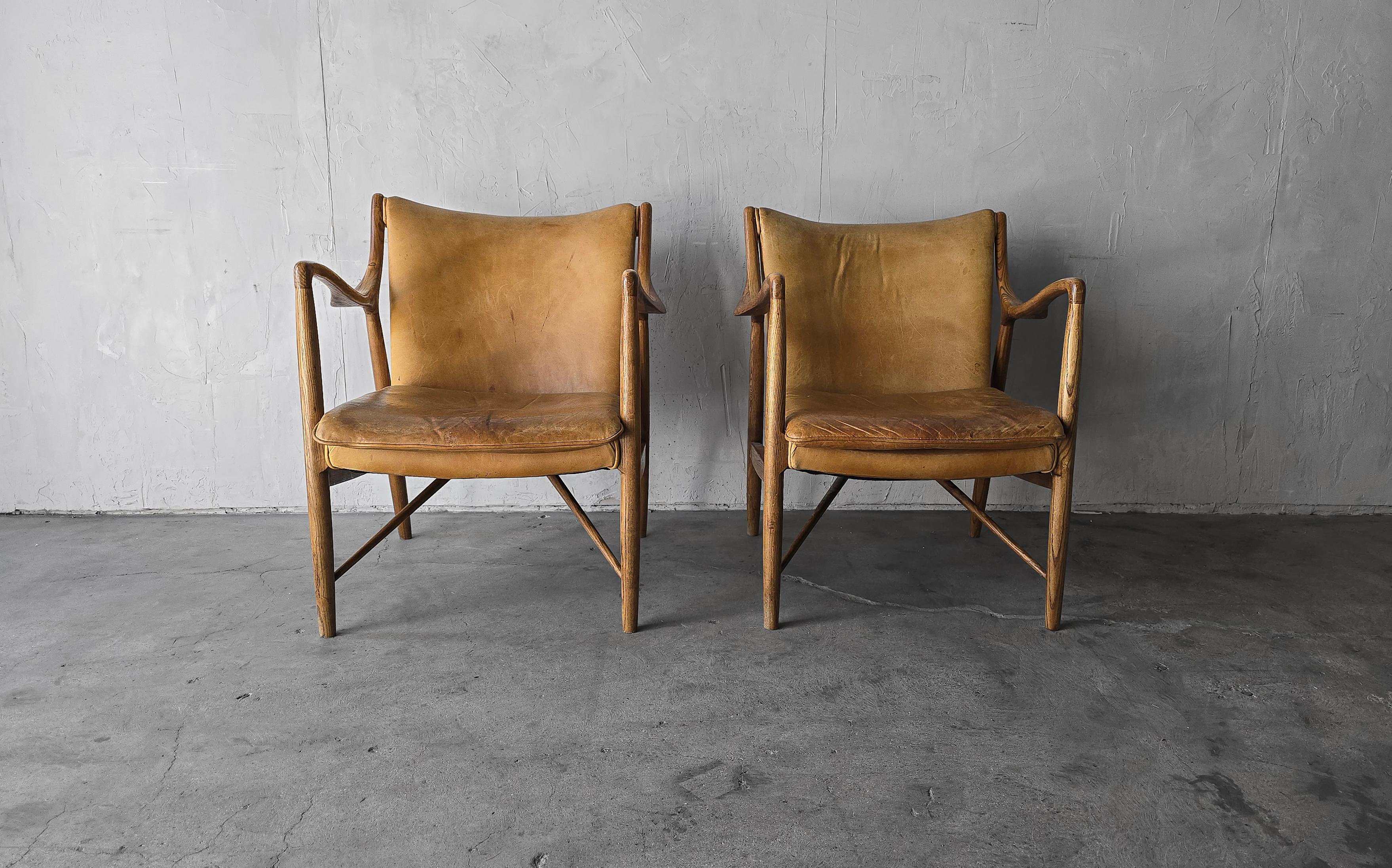 Mid-Century Modern Pair of Sculptural Oak and Leather Danish Lounge Chairs For Sale