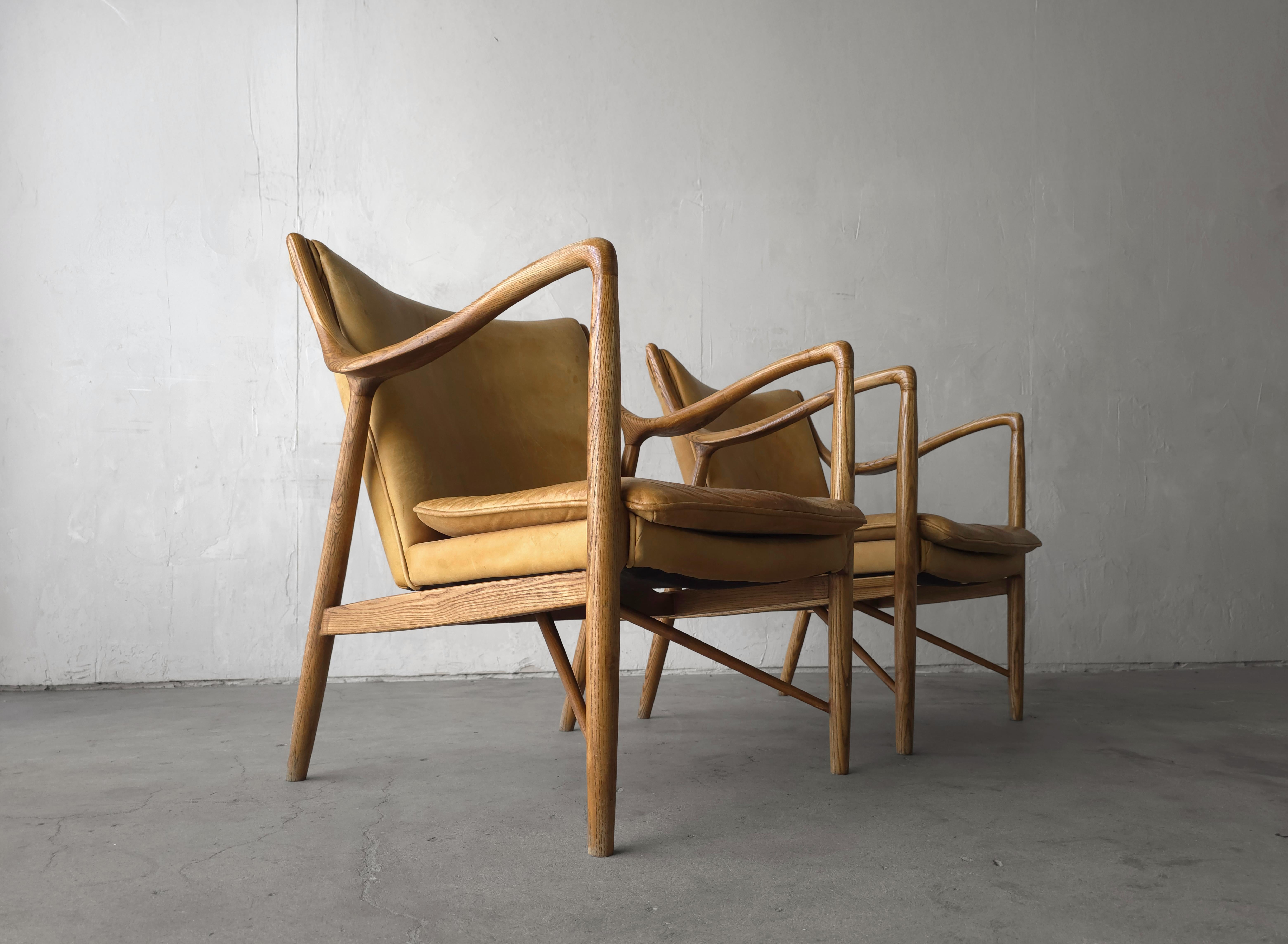 Pair of Sculptural Oak and Leather Danish Lounge Chairs In Good Condition For Sale In Las Vegas, NV