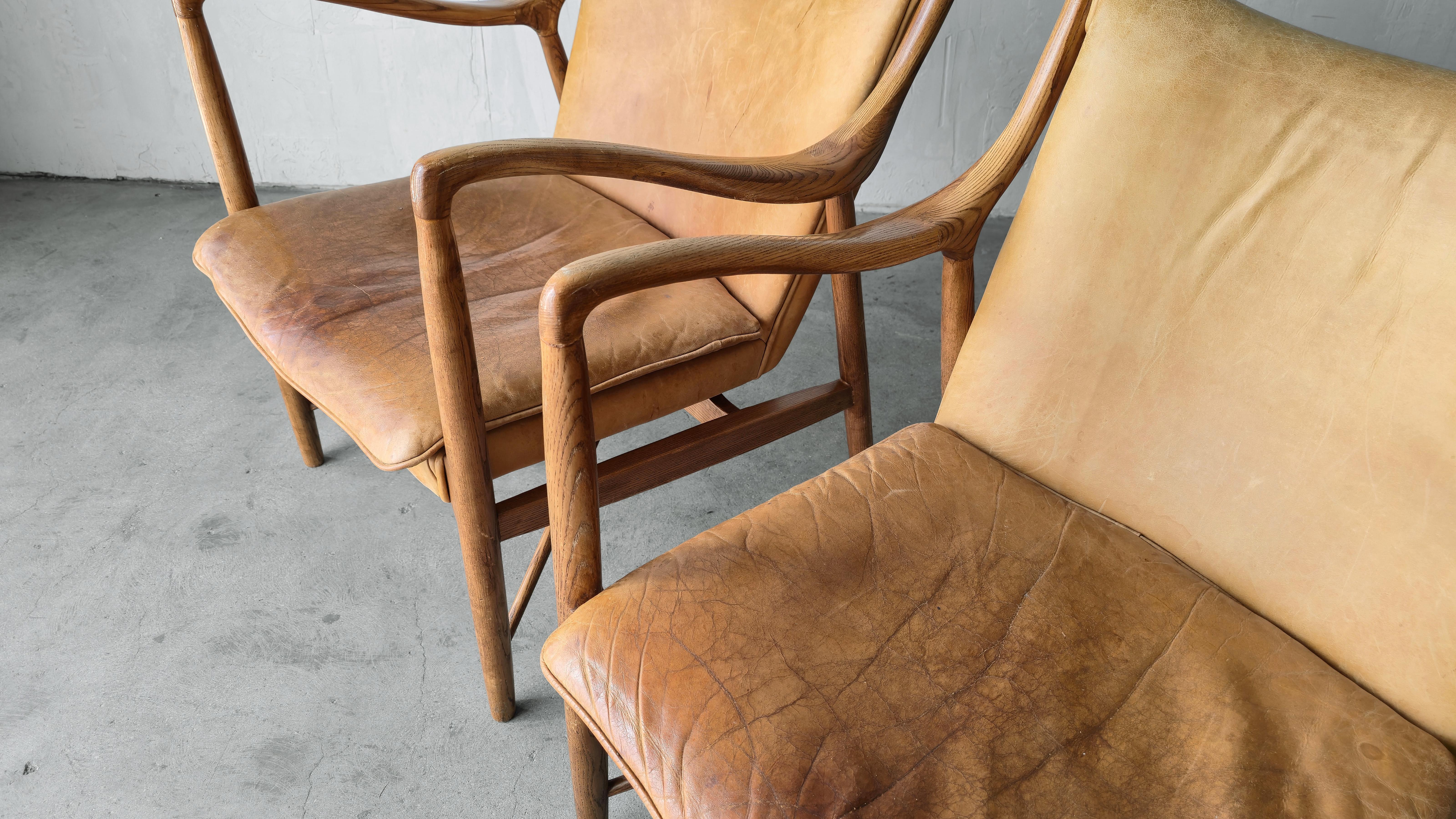 20th Century Pair of Sculptural Oak and Leather Danish Lounge Chairs For Sale