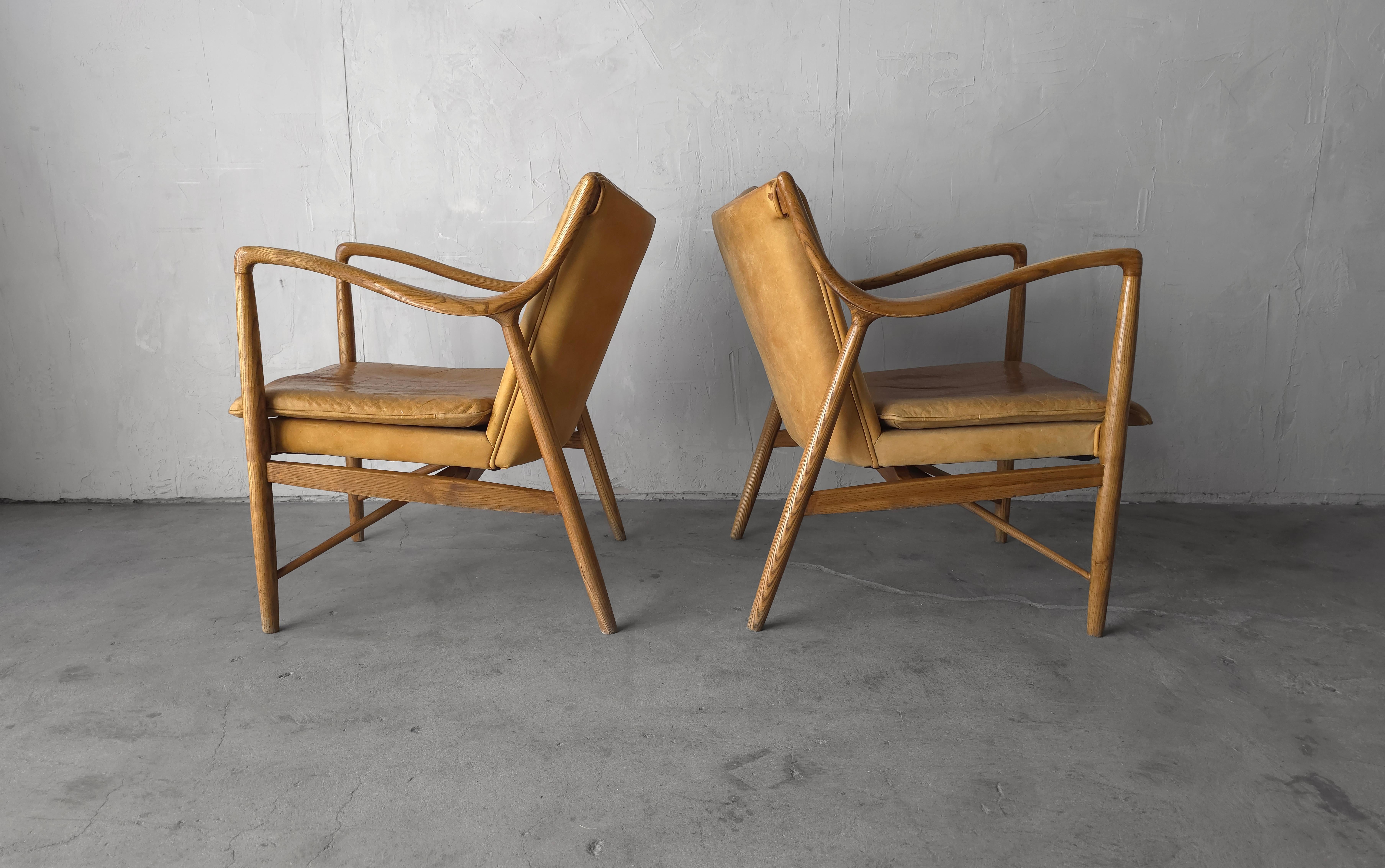Pair of Sculptural Oak and Leather Danish Lounge Chairs For Sale 1