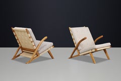 Ein Paar skulpturale Lounge-Sessel aus Eiche, Europa, 1960er Jahre