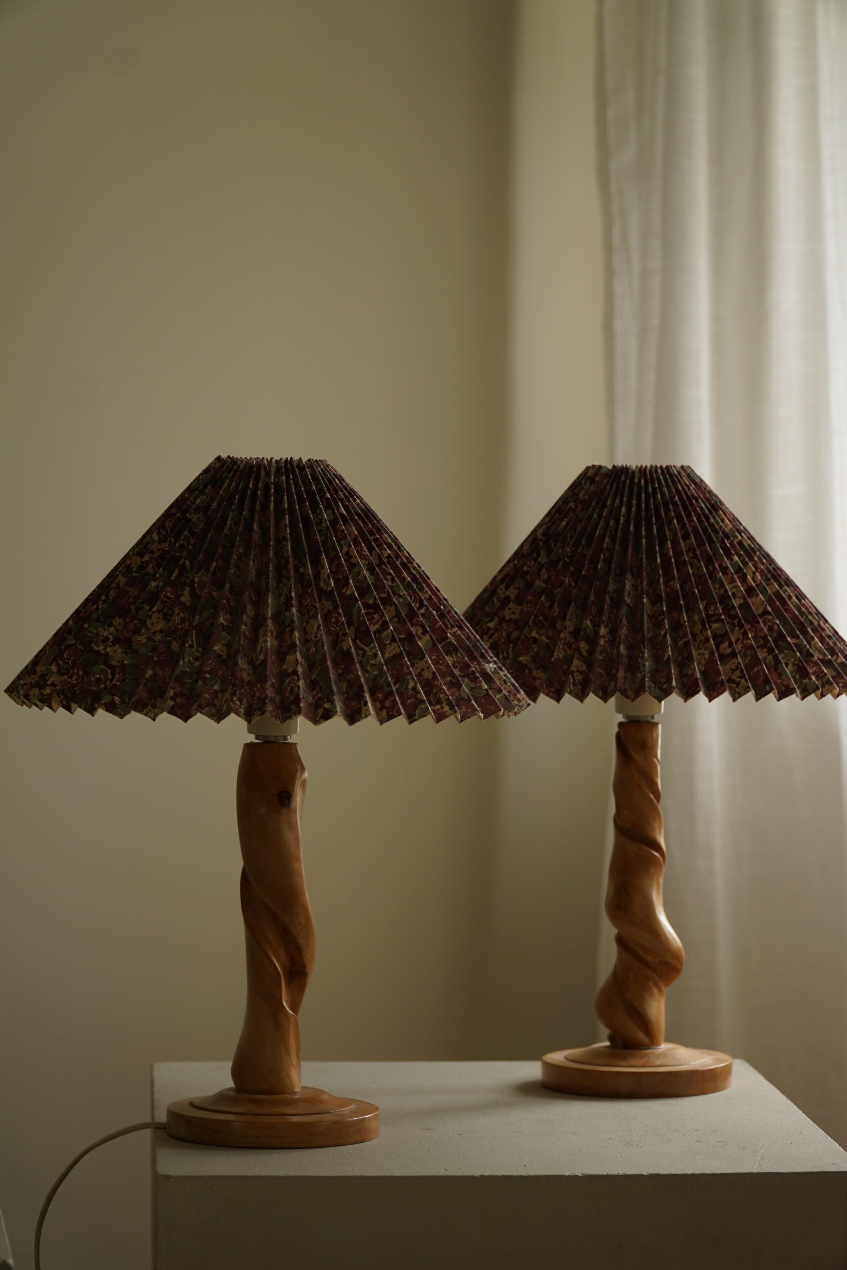 Paire de lampes de table en bois de forme organique. Fabriqué à la main en Scandinavie par un ébéniste inconnu, vers les années 1970. Une forme intéressante qui s'harmonise avec de nombreux styles d'intérieur. Une décoration moderne, classique,