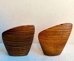 Par de jarrones esculturales de madera de cebra con formas orgánicas, de alrededor de los años 70