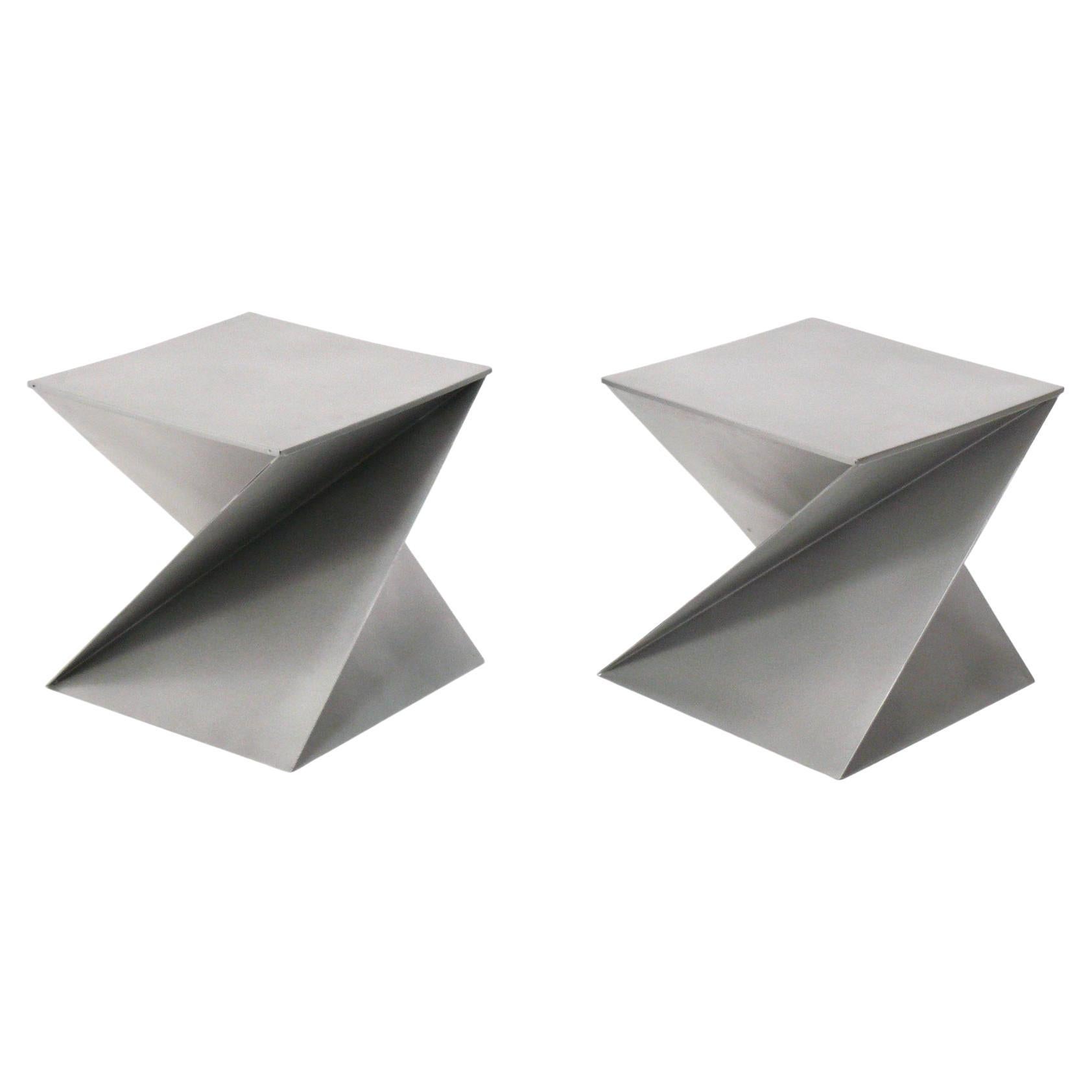 Paar skulpturale Origami-Beistelltische aus gefaltetem Metall