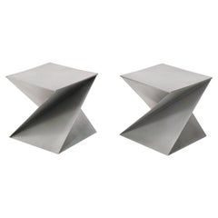 Pareja de mesas auxiliares escultóricas de metal plegado en origami
