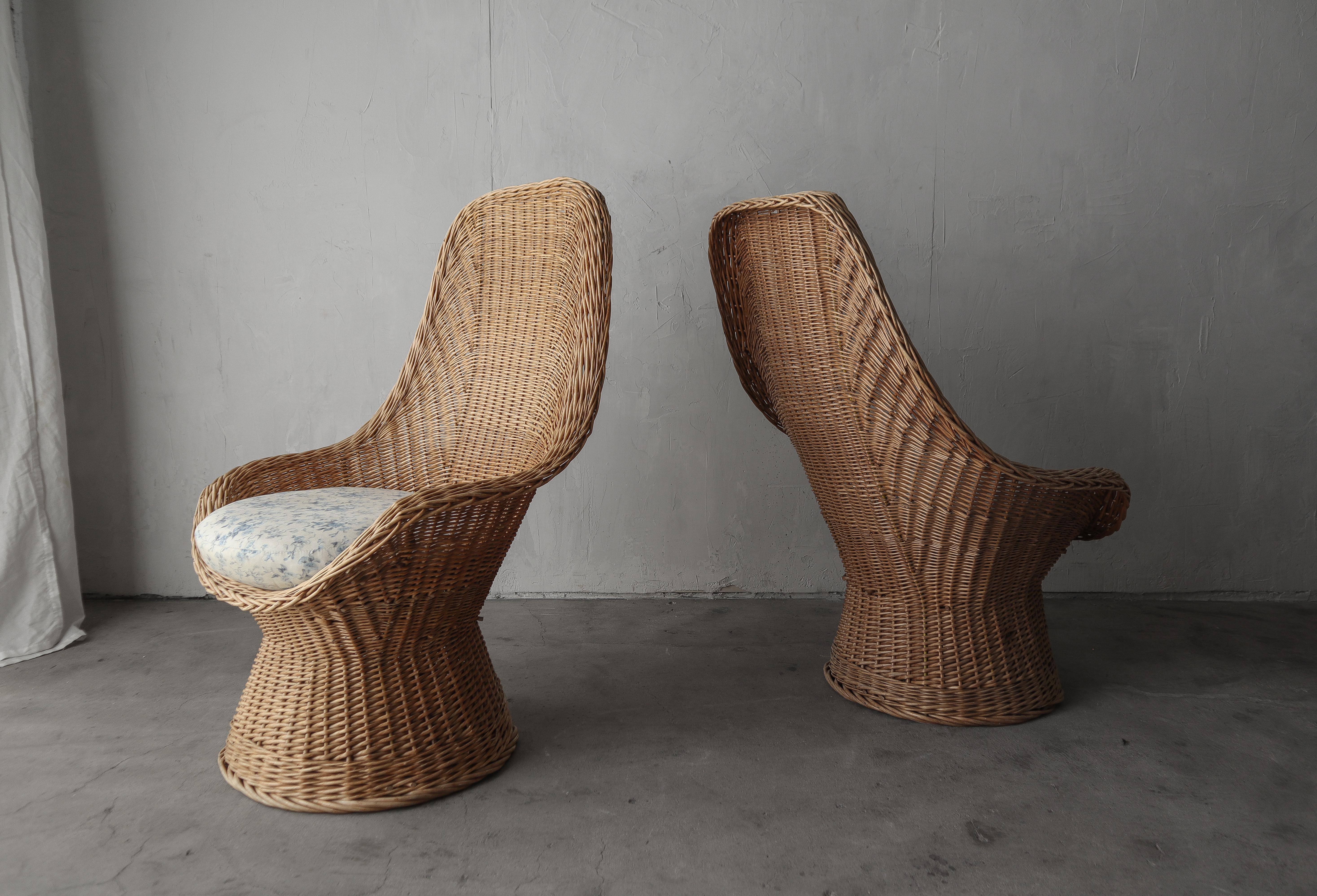 20th Century Pair of Sculptural Polish Wicker Scoop Lounge Chairs For Sale