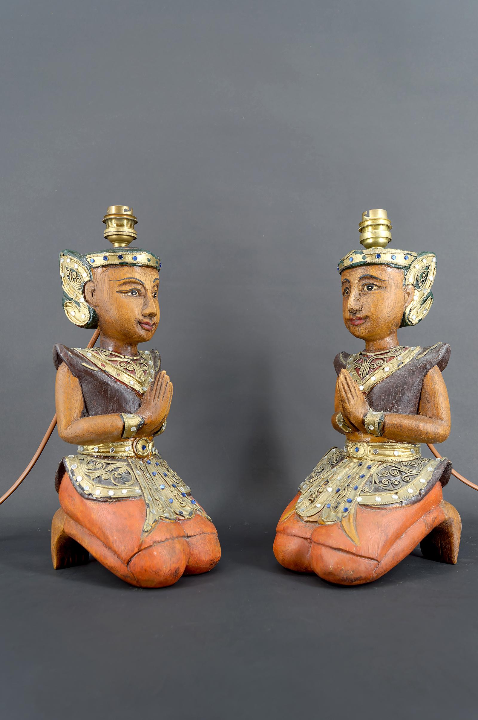 Coppia di lampade scultoree in legno policromo, Indonesia, CIRCA 1970

Questa elegante coppia di sculture in legno policromo, provenienti dall'artigianato balinese degli anni '70, è stata accuratamente trasformata in lampade da tavolo - aggiungendo