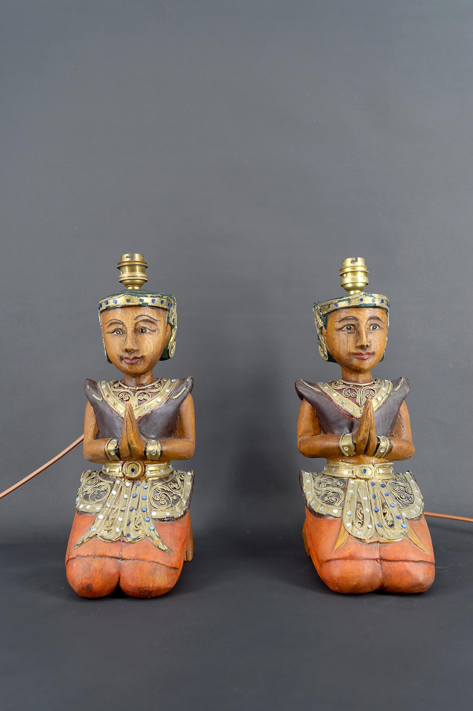 Tribale Coppia di lampade scultoree in legno policromo, Indonesia, CIRCA 1970 in vendita