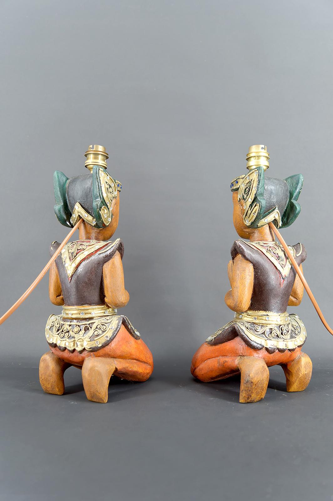 Intagliato Coppia di lampade scultoree in legno policromo, Indonesia, CIRCA 1970 in vendita