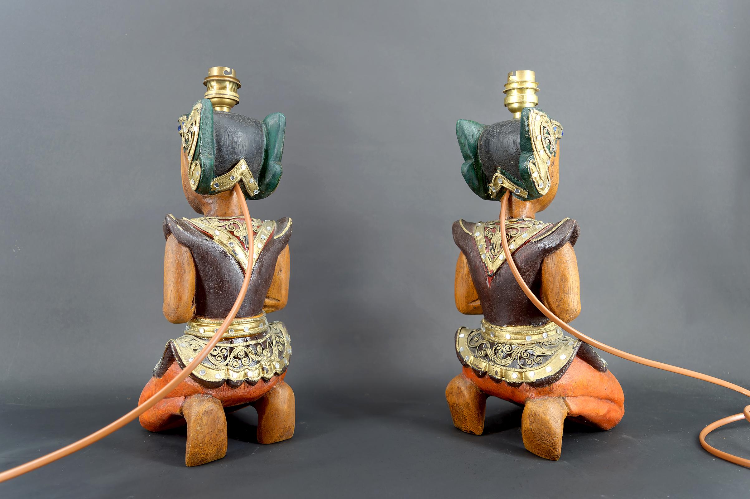 Coppia di lampade scultoree in legno policromo, Indonesia, CIRCA 1970 In condizioni buone in vendita a VÉZELAY, FR