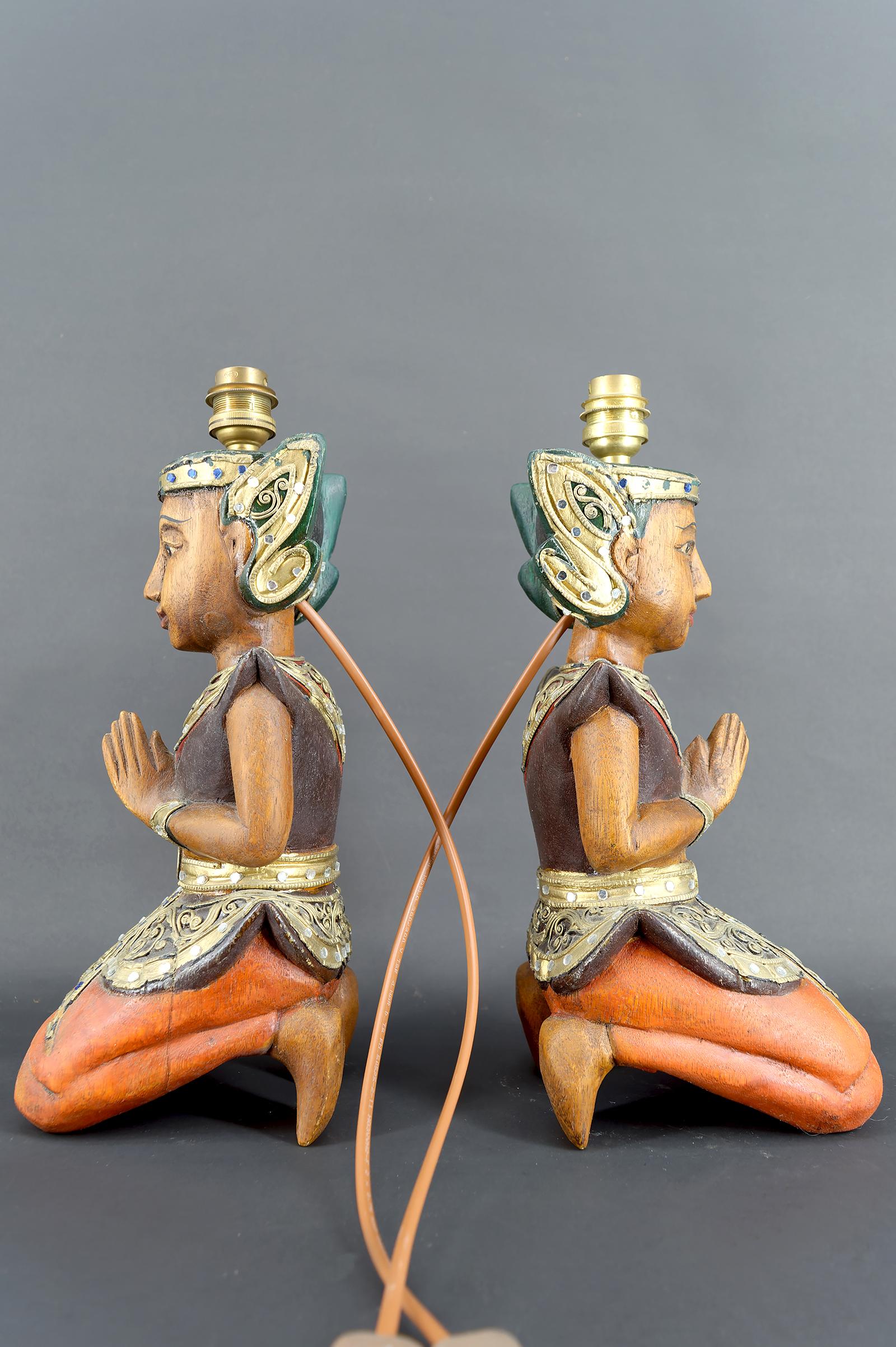 XX secolo Coppia di lampade scultoree in legno policromo, Indonesia, CIRCA 1970 in vendita