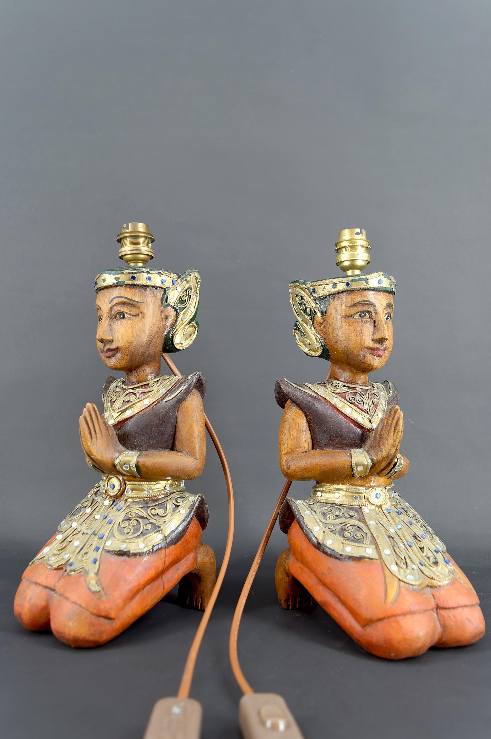 Legno Coppia di lampade scultoree in legno policromo, Indonesia, CIRCA 1970 in vendita