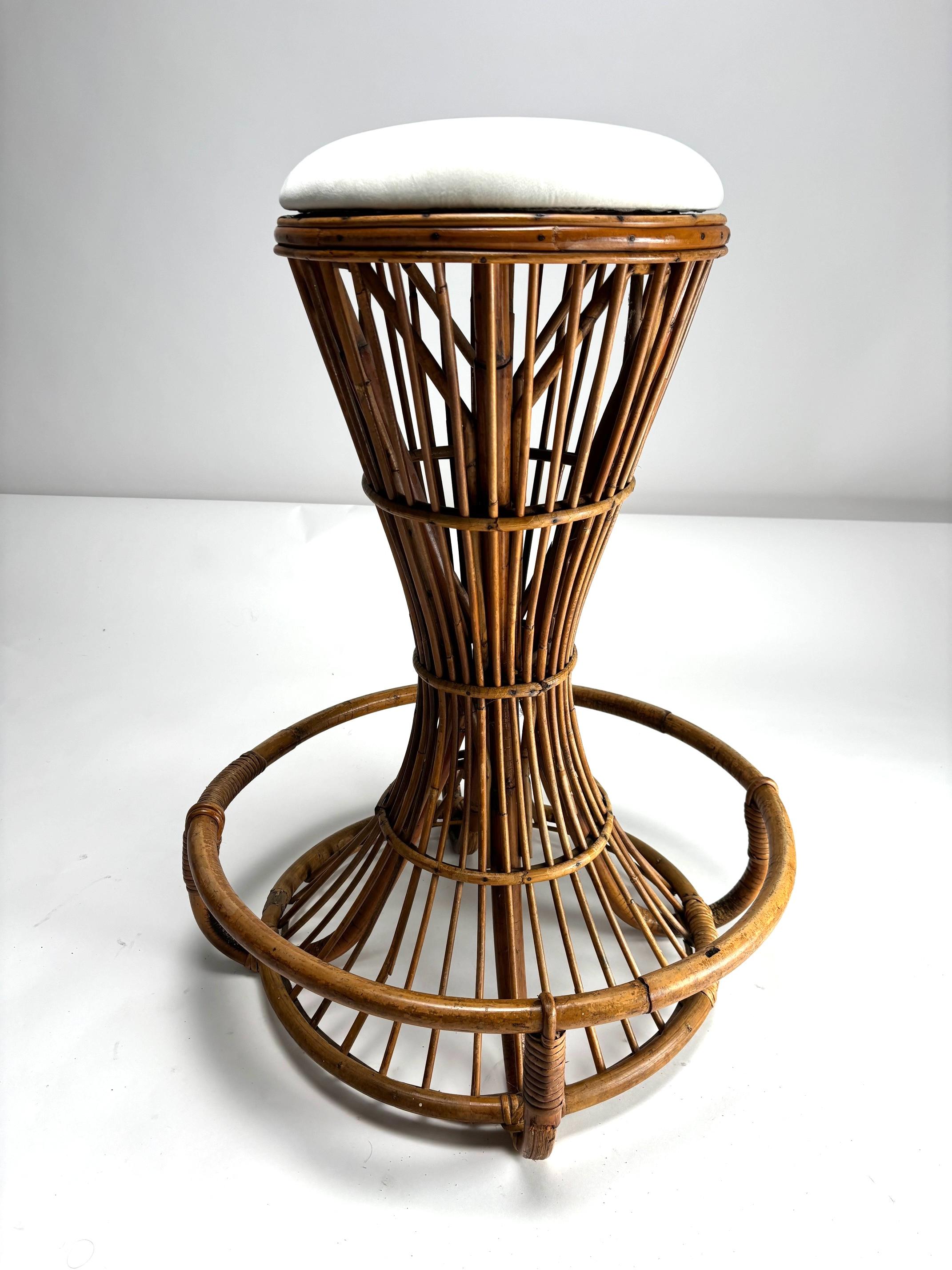 Rara ed elegante coppia di sgabelli da bar in rattan italiani, disegnati dal famoso architetto e designer italiano Tito Agnoli per l'azienda Bonacina negli anni Cinquanta.

Si tratta di una coppia di comode e bellissime sedute, restaurate e