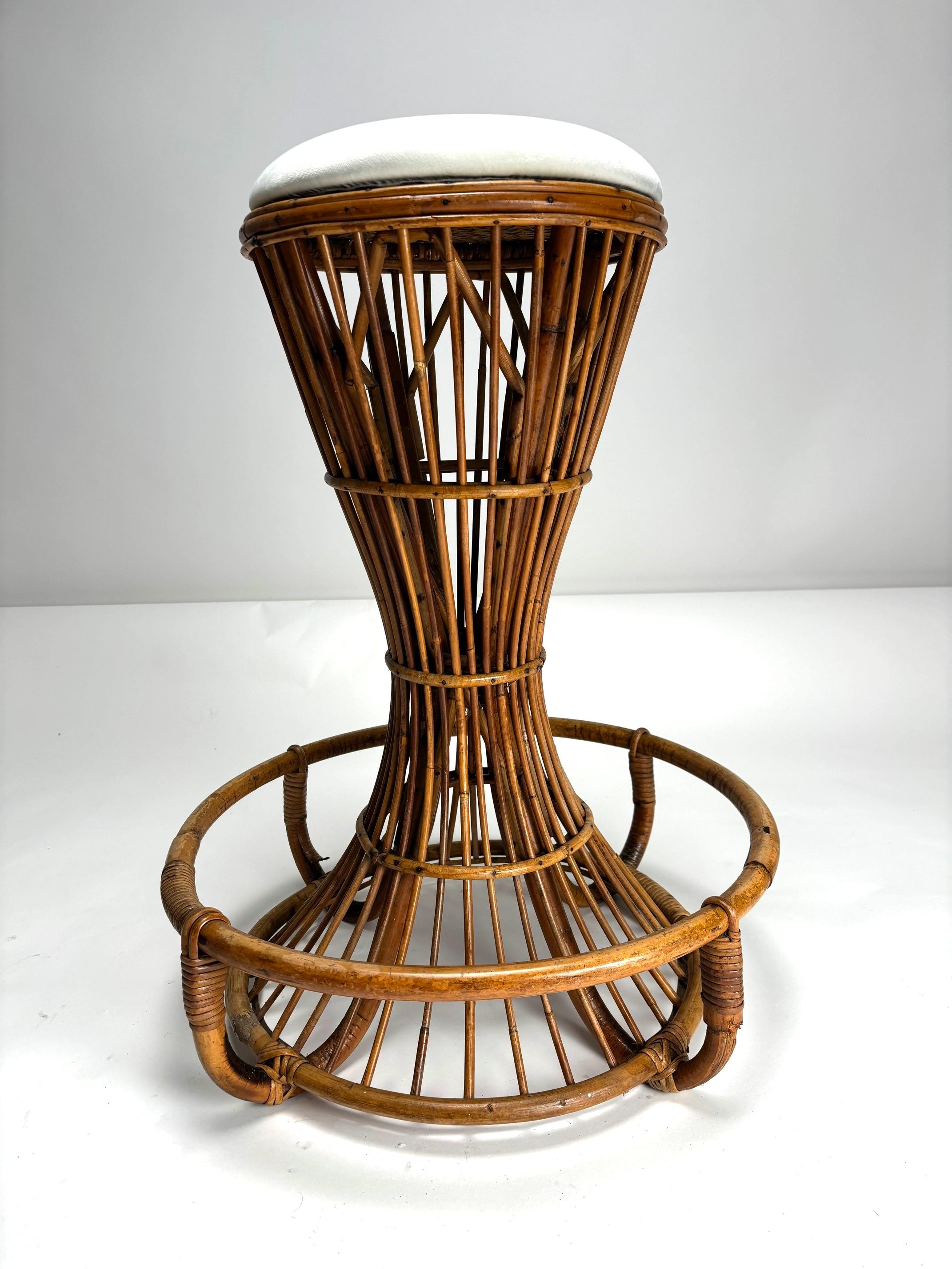 Mid-Century moderno Coppia di sgabelli scultura in rattan di Tito Agnoli, Italia in vendita