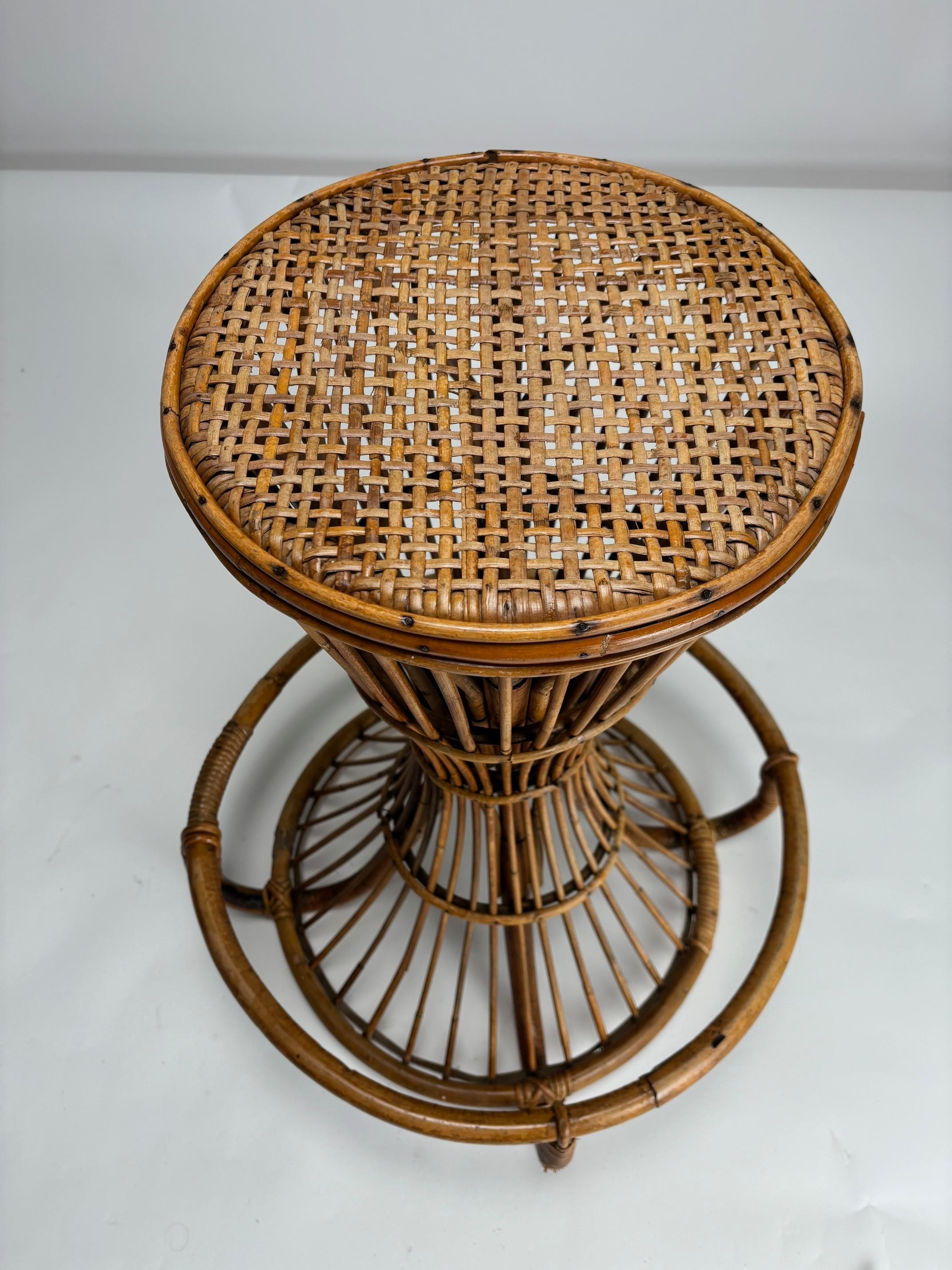 Metà XX secolo Coppia di sgabelli scultura in rattan di Tito Agnoli, Italia in vendita