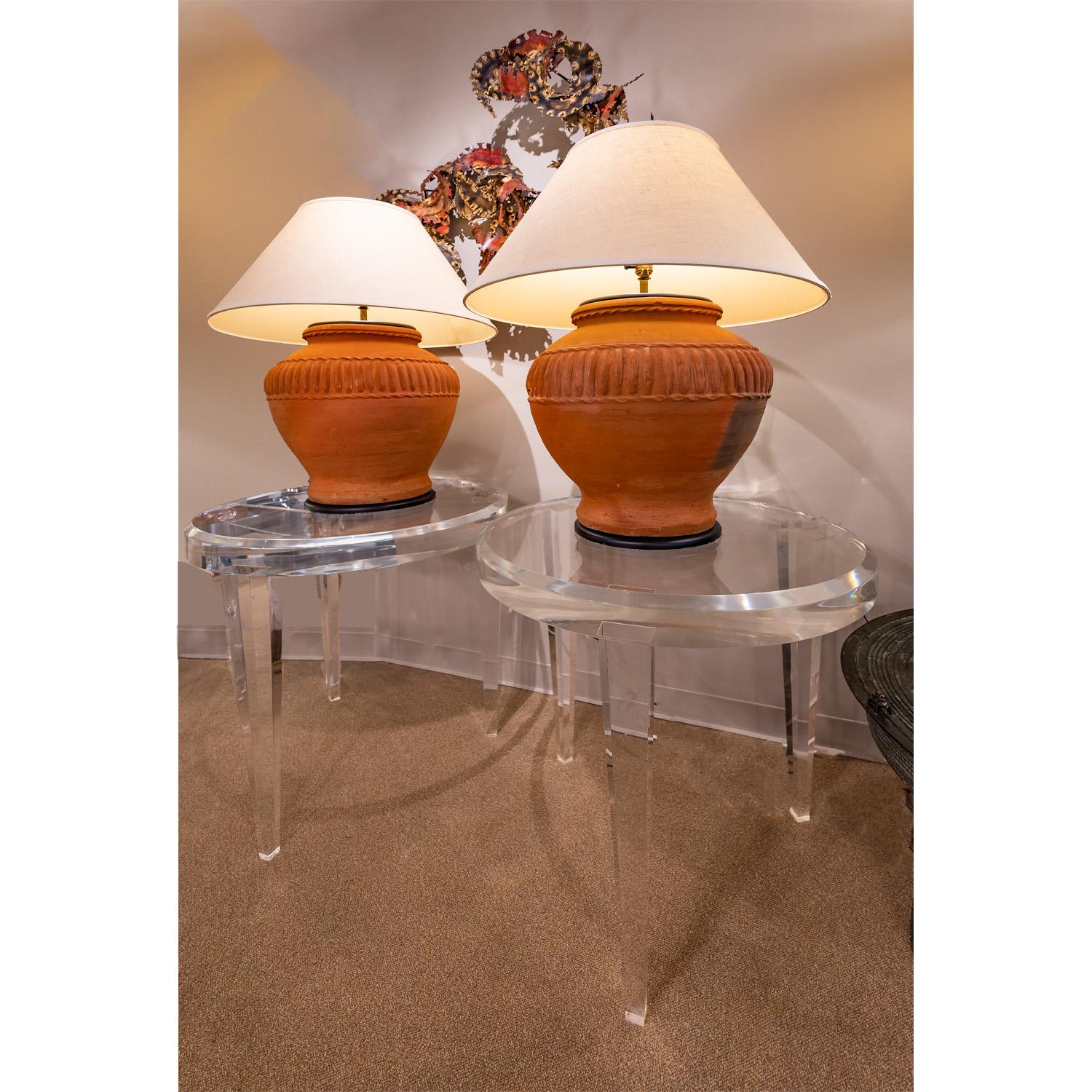 Fait main Paire de tables d'extrémité rondes sculpturales en lucite massive, années 1990 en vente