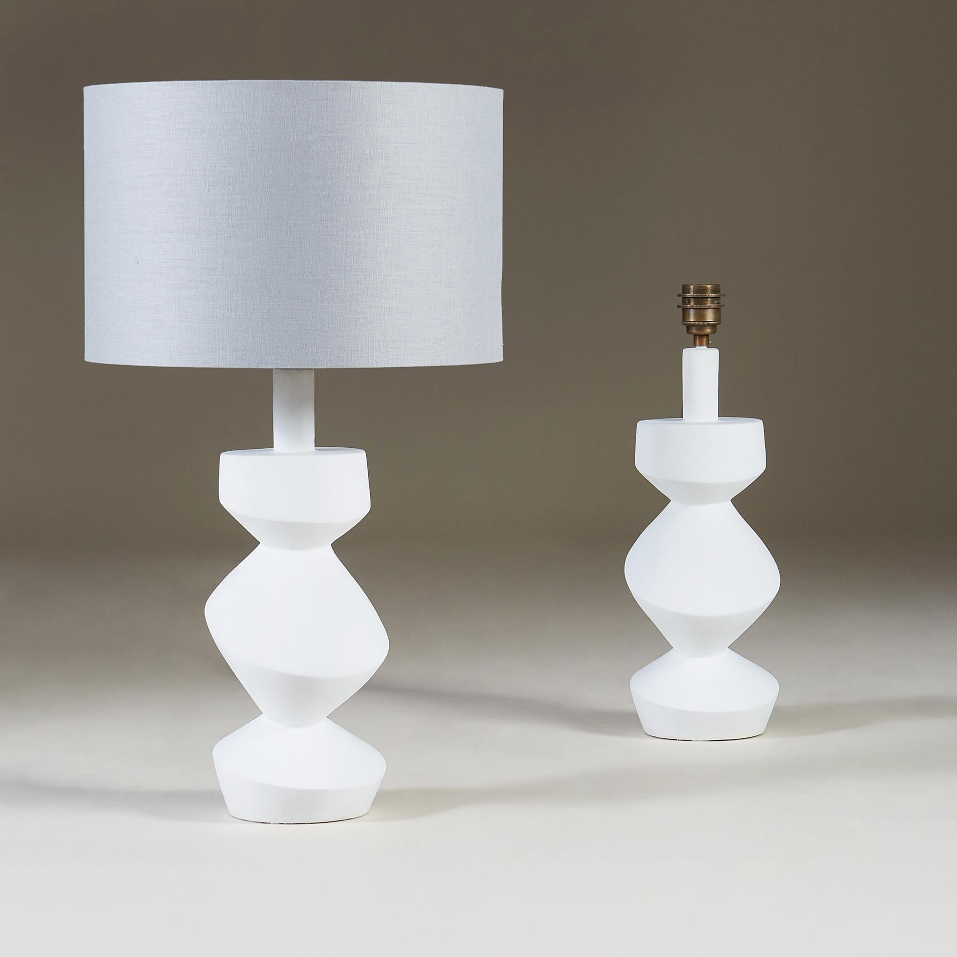 Paar skulpturale Tischlampen 'Savoy' aus weißem Gips (Britisch) im Angebot