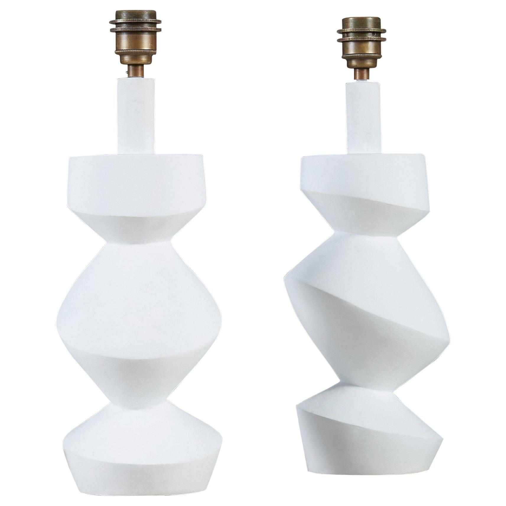 Paar skulpturale Tischlampen 'Savoy' aus weißem Gips im Angebot