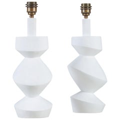 Coppia di lampade da tavolo scultoree "Savoy" in gesso bianco