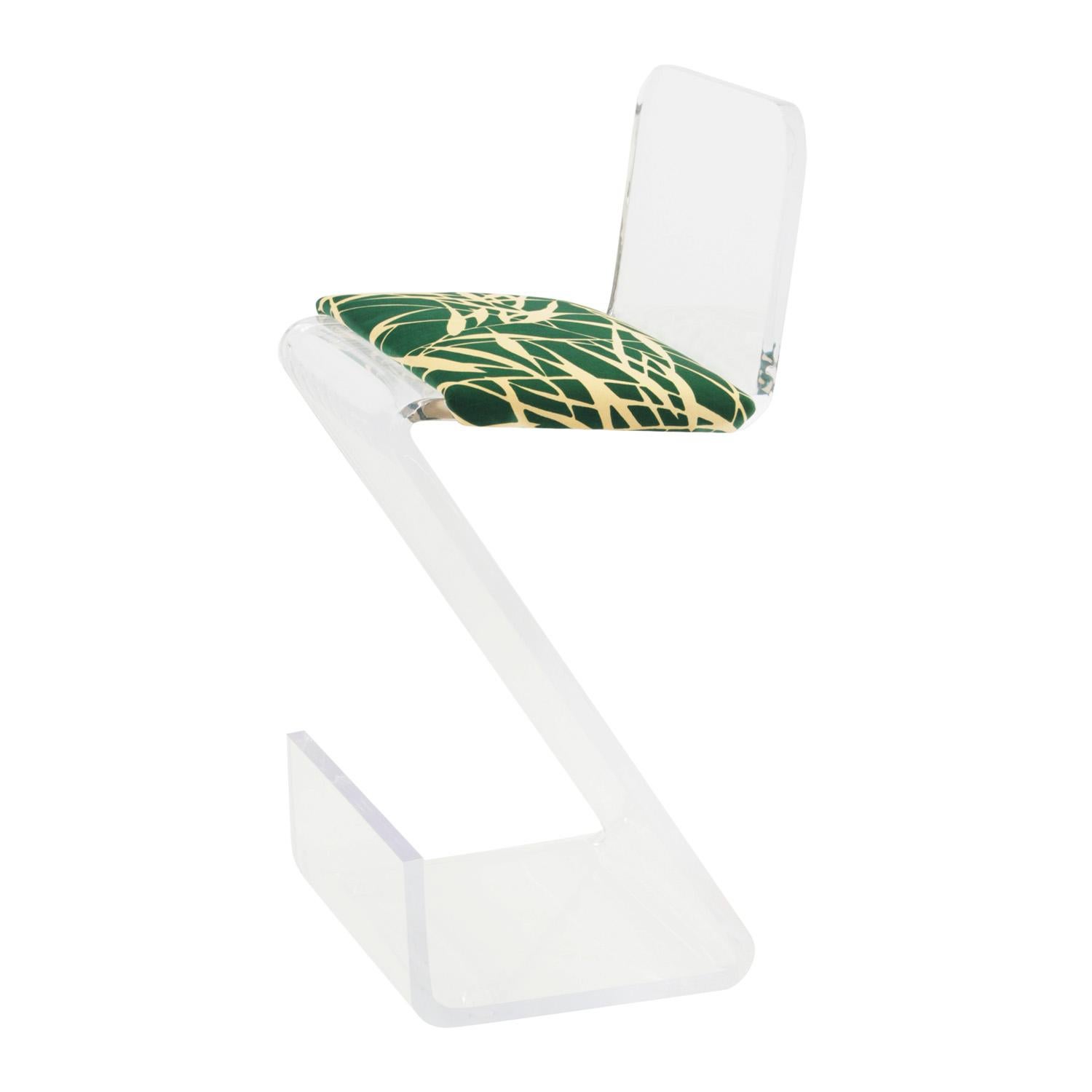 Paire chic de tabourets de bar en lucite solide moulée et transparente avec coussins d'assise rembourrés, américaine, années 1970. Ils sont magnifiquement réalisés et en excellent état. Les coussins d'assise les rendent très confortables.