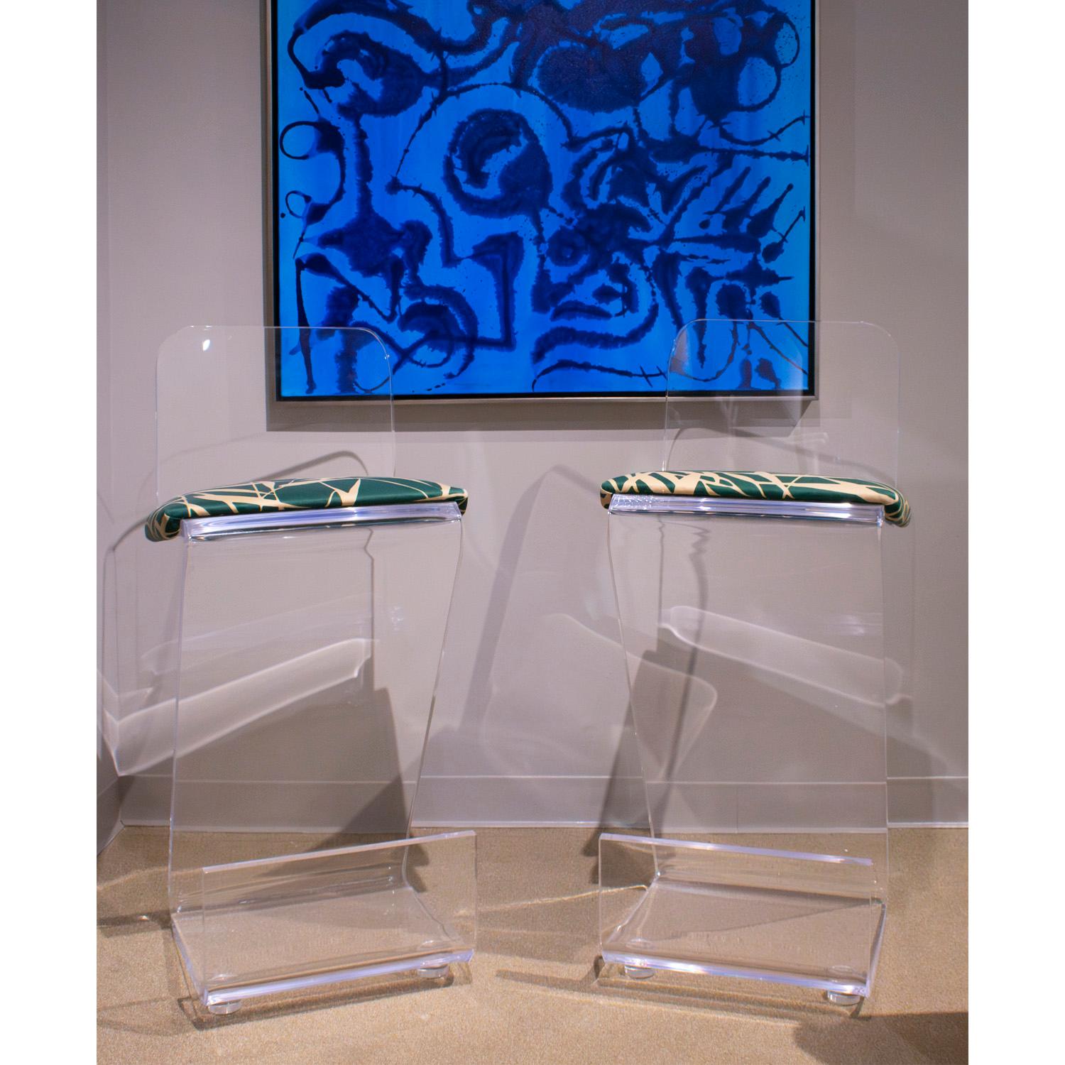 Paire de tabourets de bar sculpturaux en lucite massive avec sièges rembourrés des années 1970 Excellent état - En vente à New York, NY
