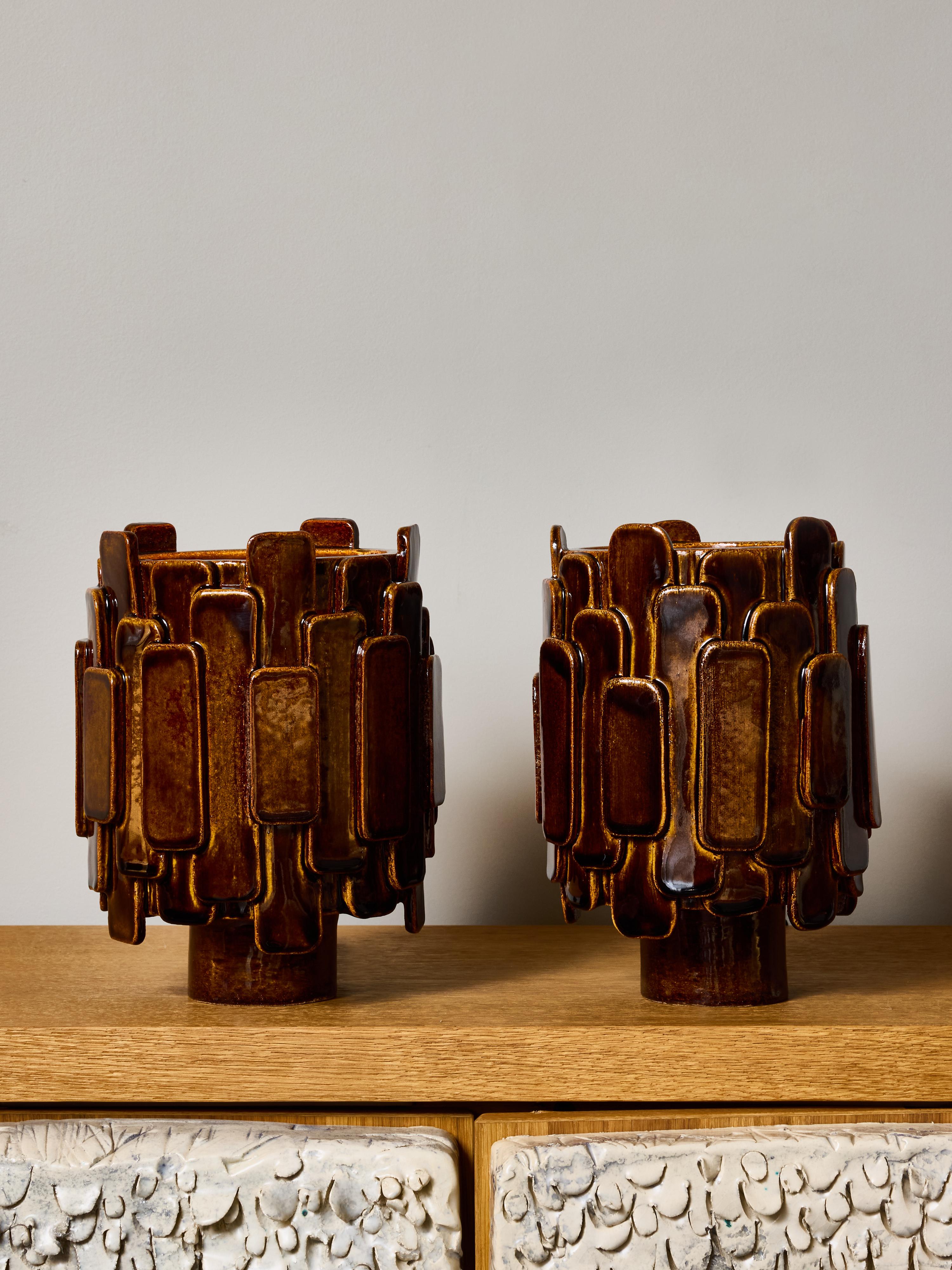 Pareja de lámparas de sobremesa escultóricas de cerámica 