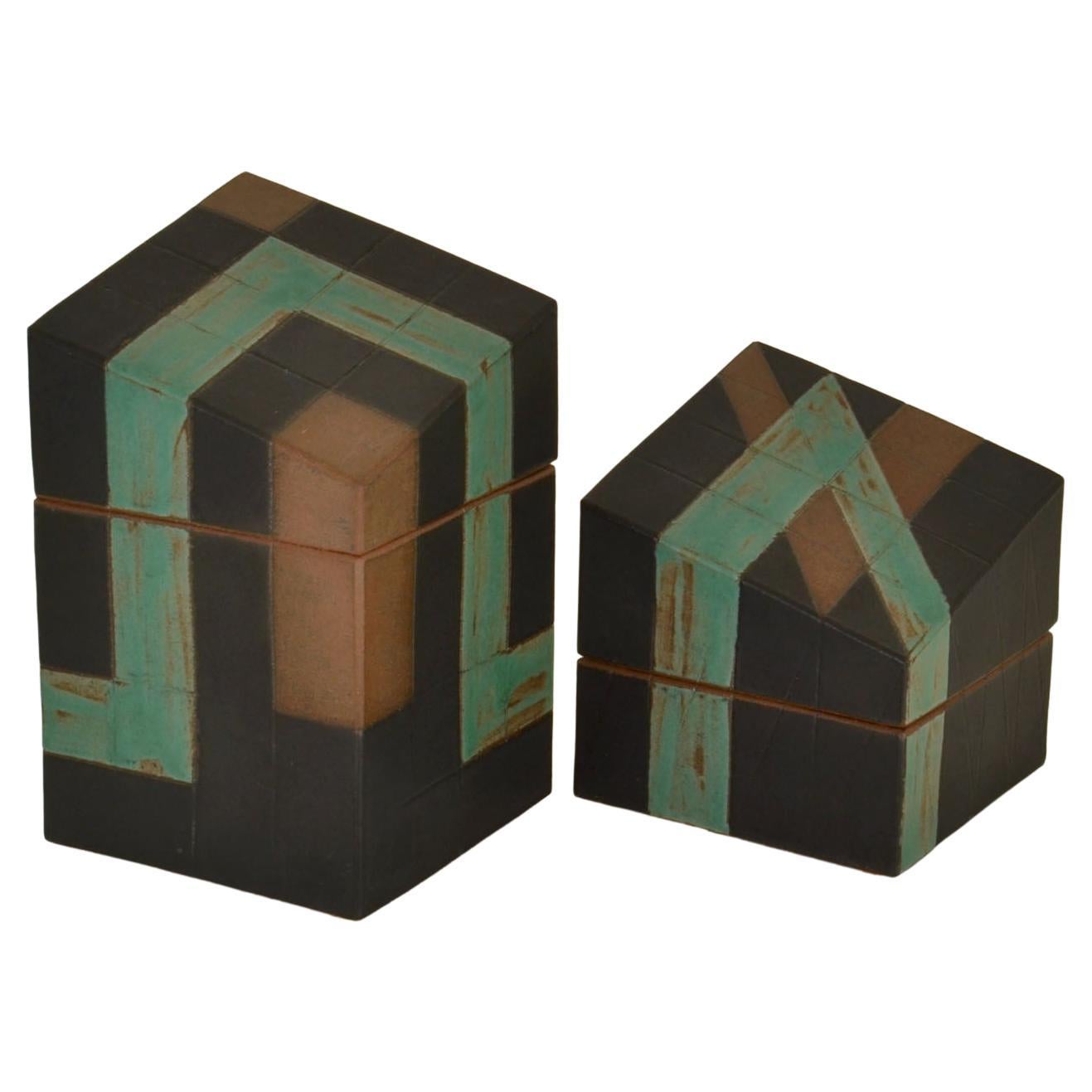 Paar skulpturale Studio Pottery-Schachteln in salbeigrün und schwarz