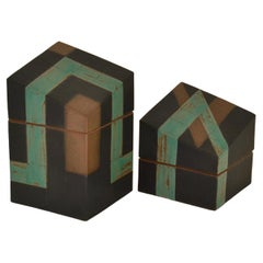 Paire de boîtes sculpturales en poterie d'atelier en vert sauge et noir