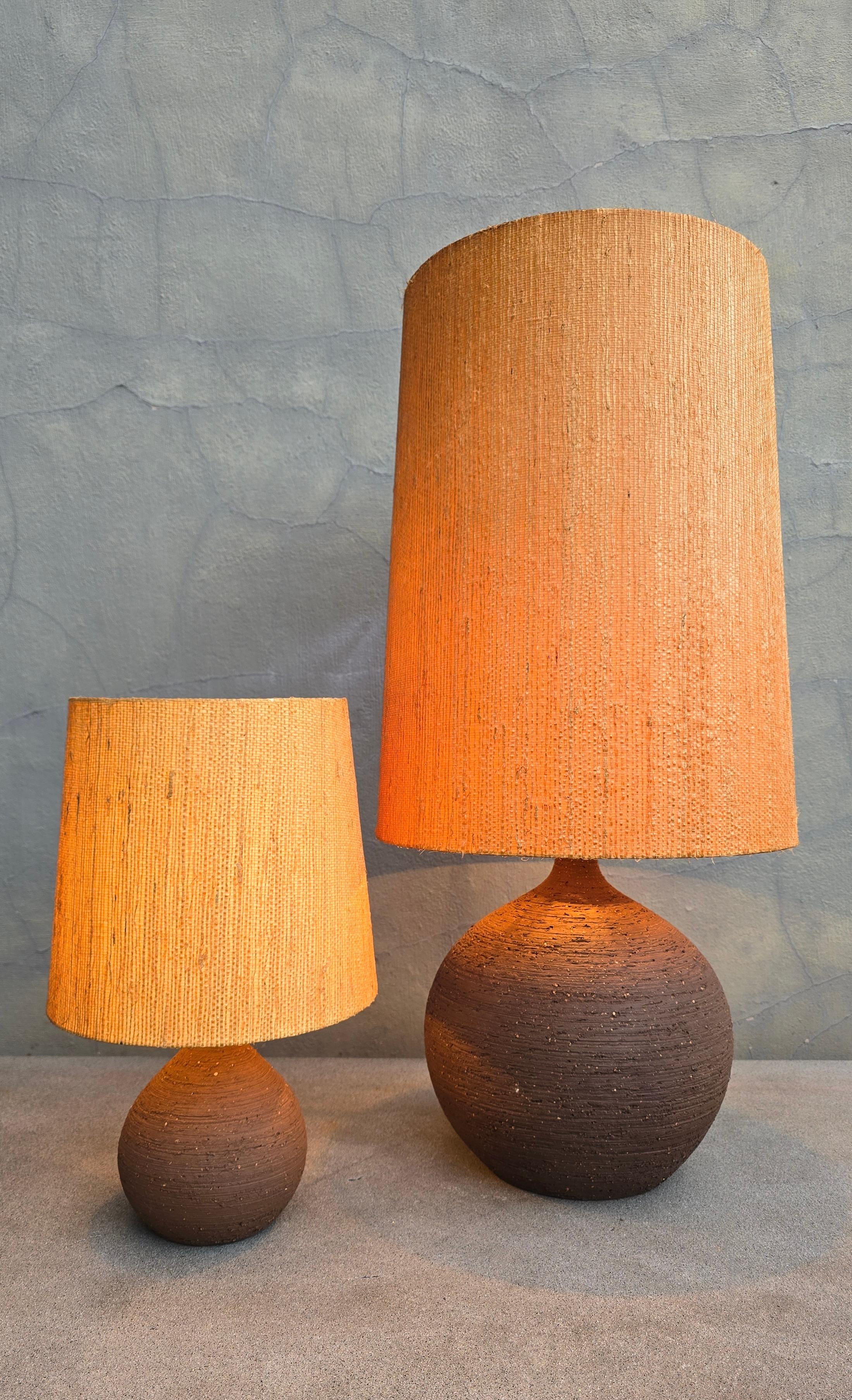 Mid-Century Modern Paire de lampes de table sculpturales de Studio Pottery, années 1970, en céramique avec abat-jour en paille en vente