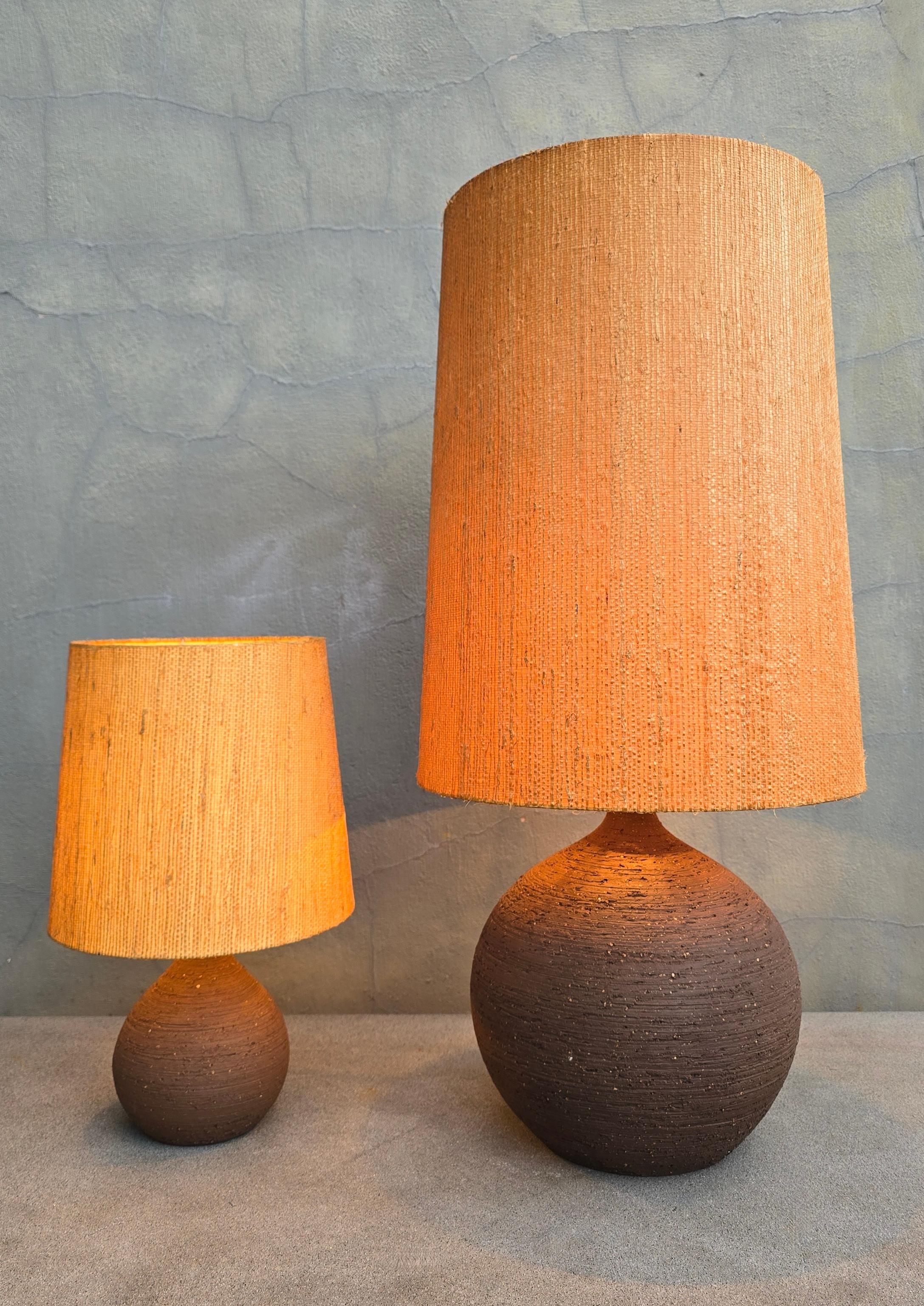 Belge Paire de lampes de table sculpturales de Studio Pottery, années 1970, en céramique avec abat-jour en paille en vente