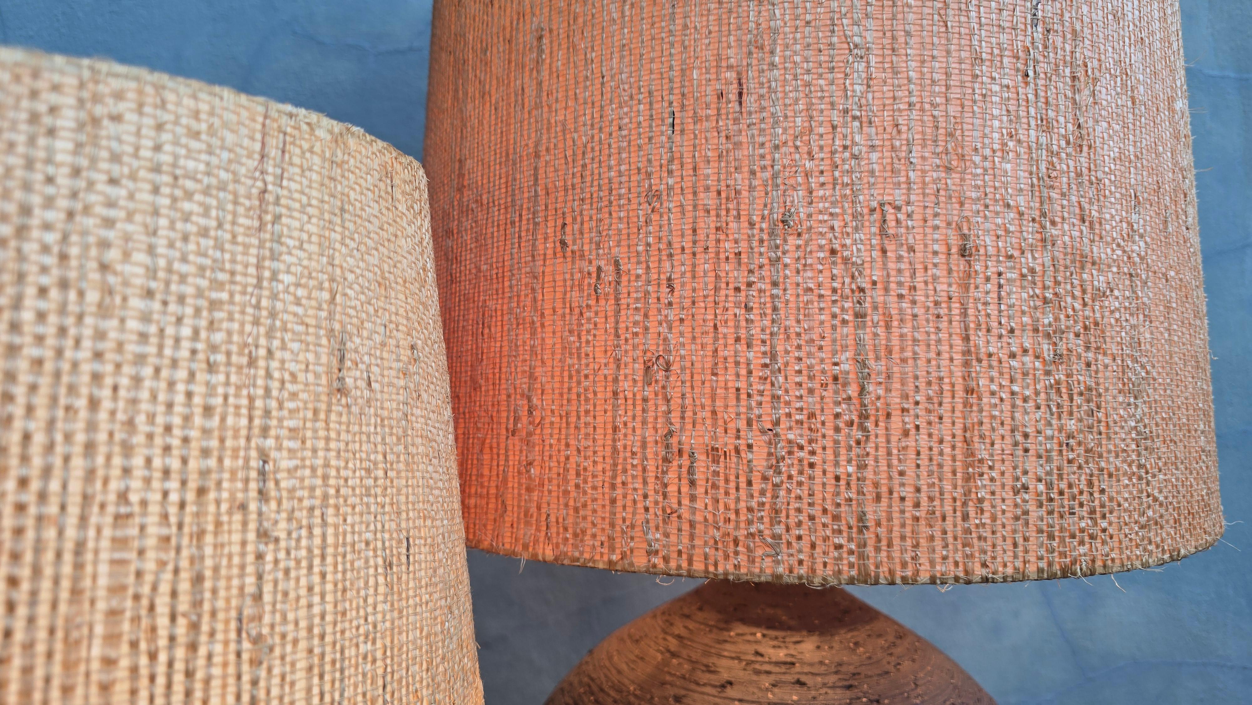 Paire de lampes de table sculpturales de Studio Pottery, années 1970, en céramique avec abat-jour en paille Bon état - En vente à Antwerp, BE