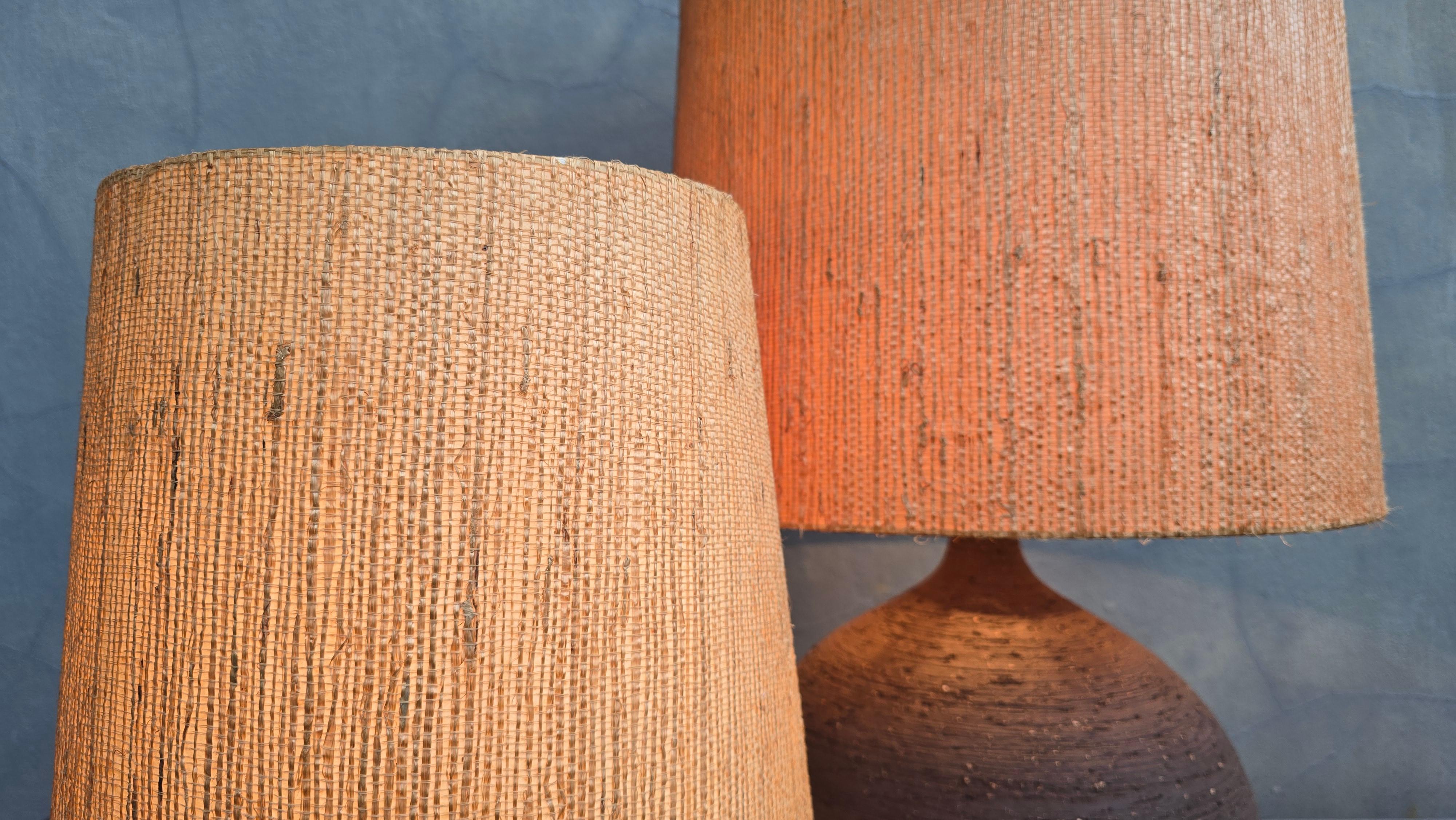 20ième siècle Paire de lampes de table sculpturales de Studio Pottery, années 1970, en céramique avec abat-jour en paille en vente