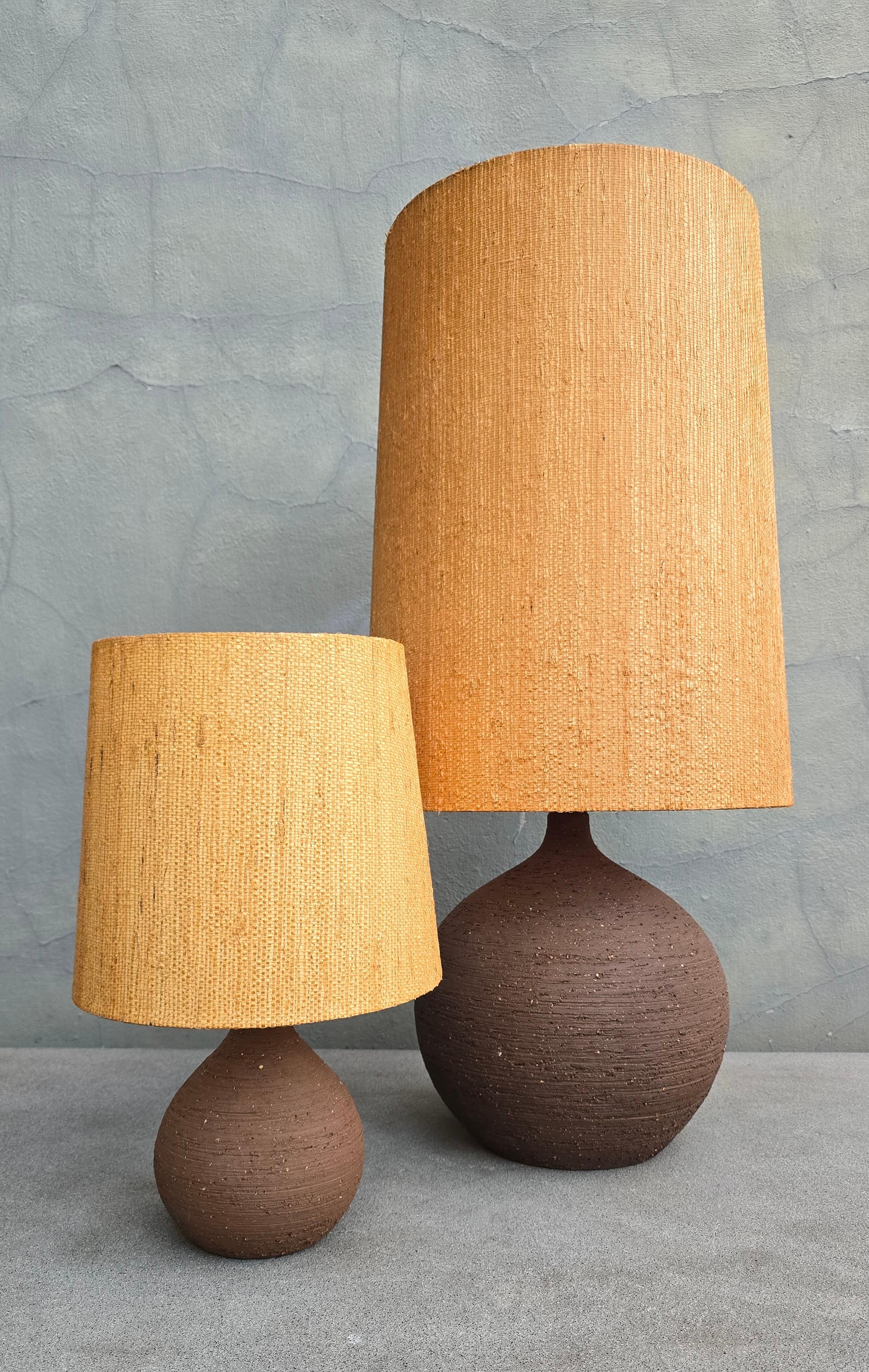 Céramique Paire de lampes de table sculpturales de Studio Pottery, années 1970, en céramique avec abat-jour en paille en vente
