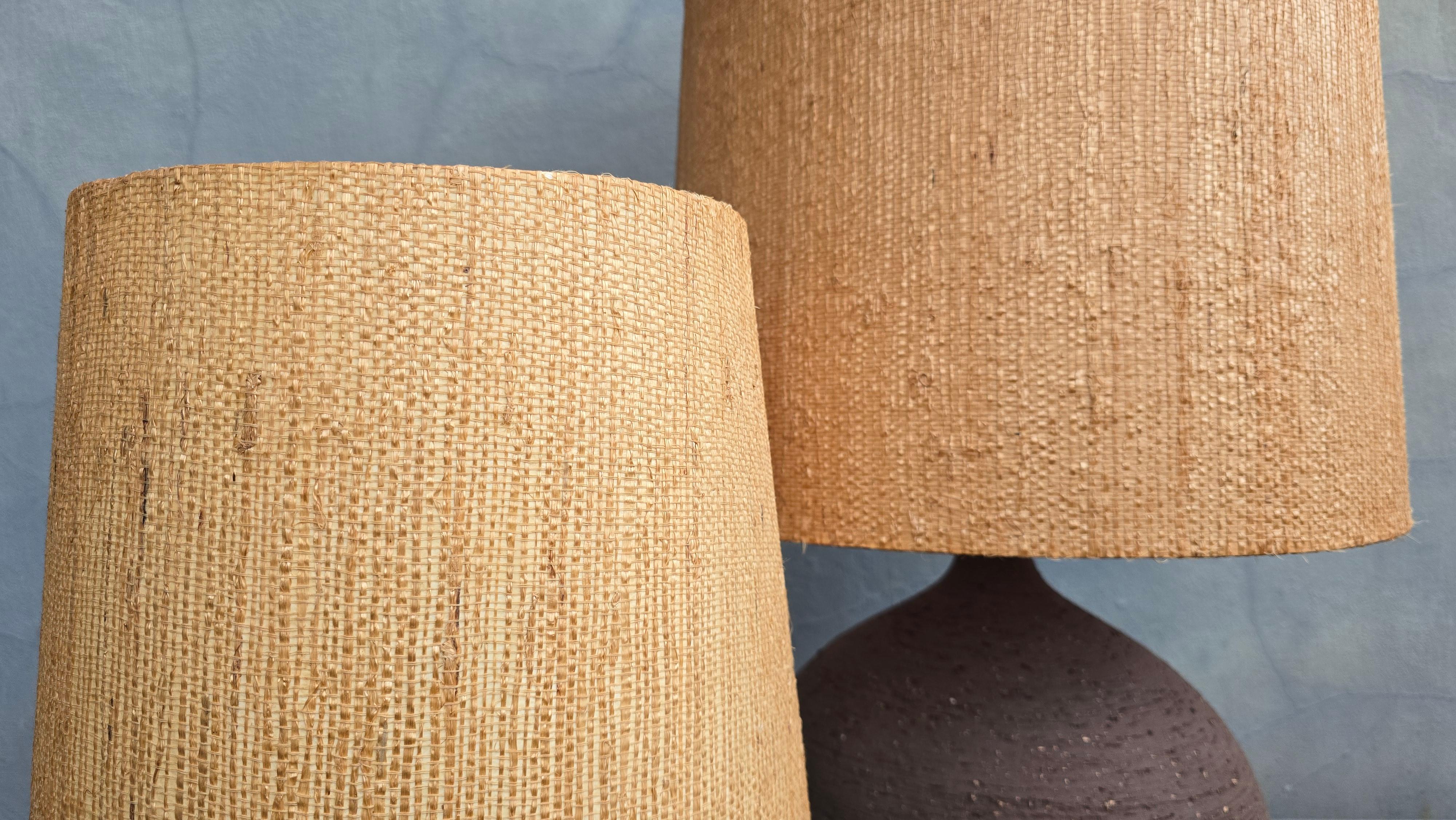Paire de lampes de table sculpturales de Studio Pottery, années 1970, en céramique avec abat-jour en paille en vente 1