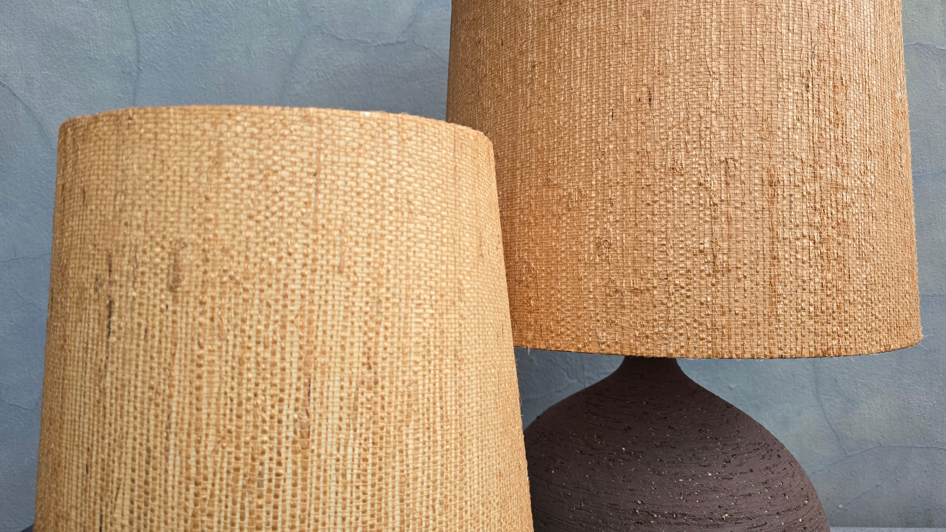 Paire de lampes de table sculpturales de Studio Pottery, années 1970, en céramique avec abat-jour en paille en vente 2