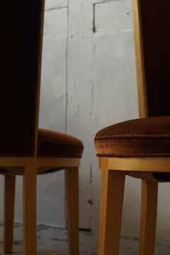 Par de sillas esculturales de estilo modernista sueco en madera de abedul, Suecia, década de 1940.
