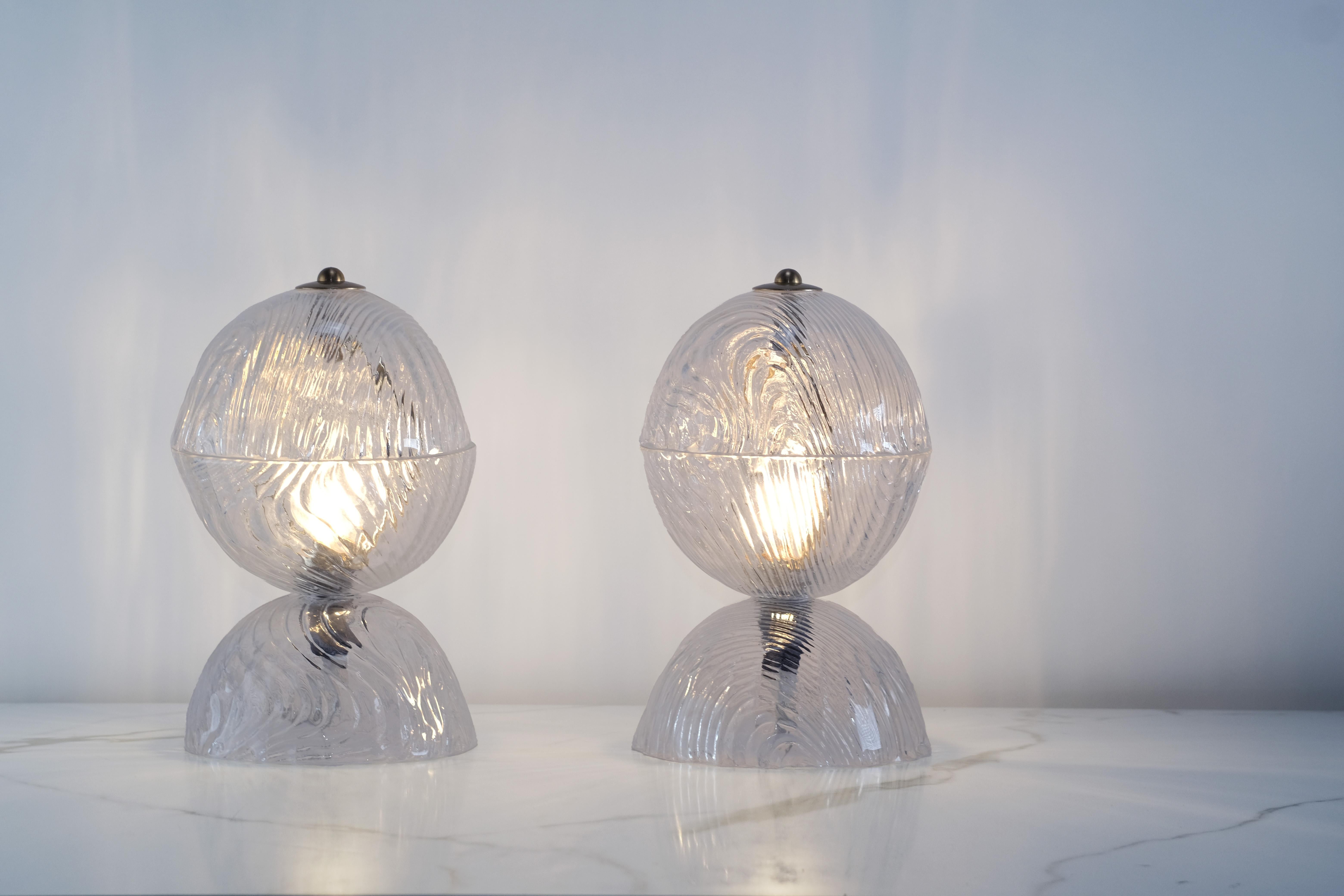 Mid-Century Modern Pair of Sculptural Swirled Clear Murano Glass Table Lamps, Italy, 1970s For Sale