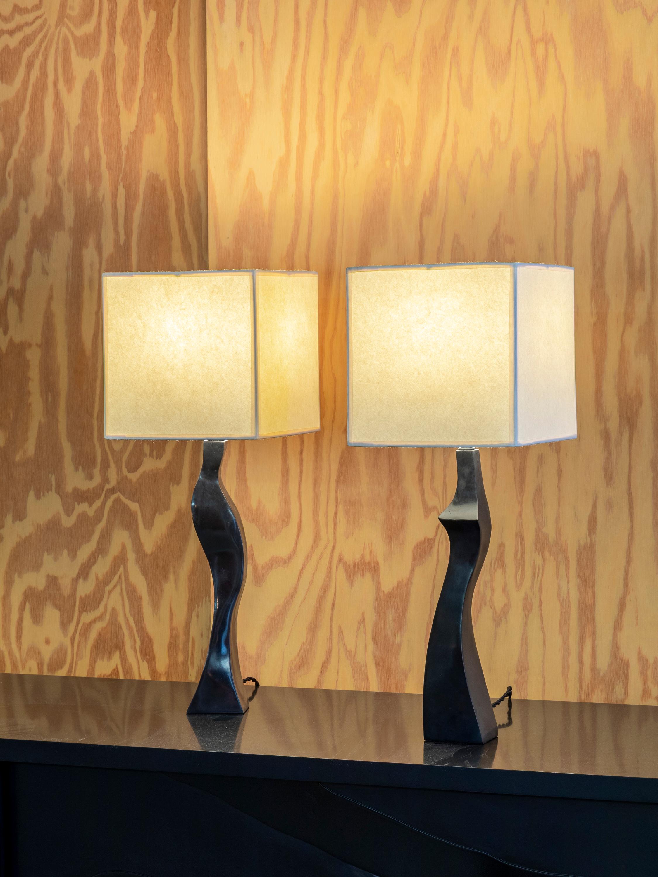 Dimensions des lampes avec abat-jour présentées  H 24.75 . L'abat-jour mesure 9 x 9 x 9



La base a une hauteur de 15